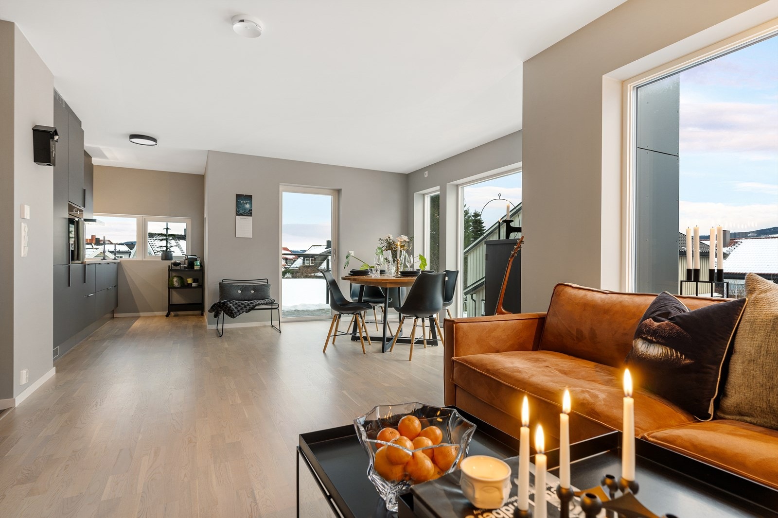 Balansert ventilasjon med varmegjenvinning gjør at man har et behagelig inneklima. Hastighet og varme kan justeres med kontrollpanel. Galleribilde