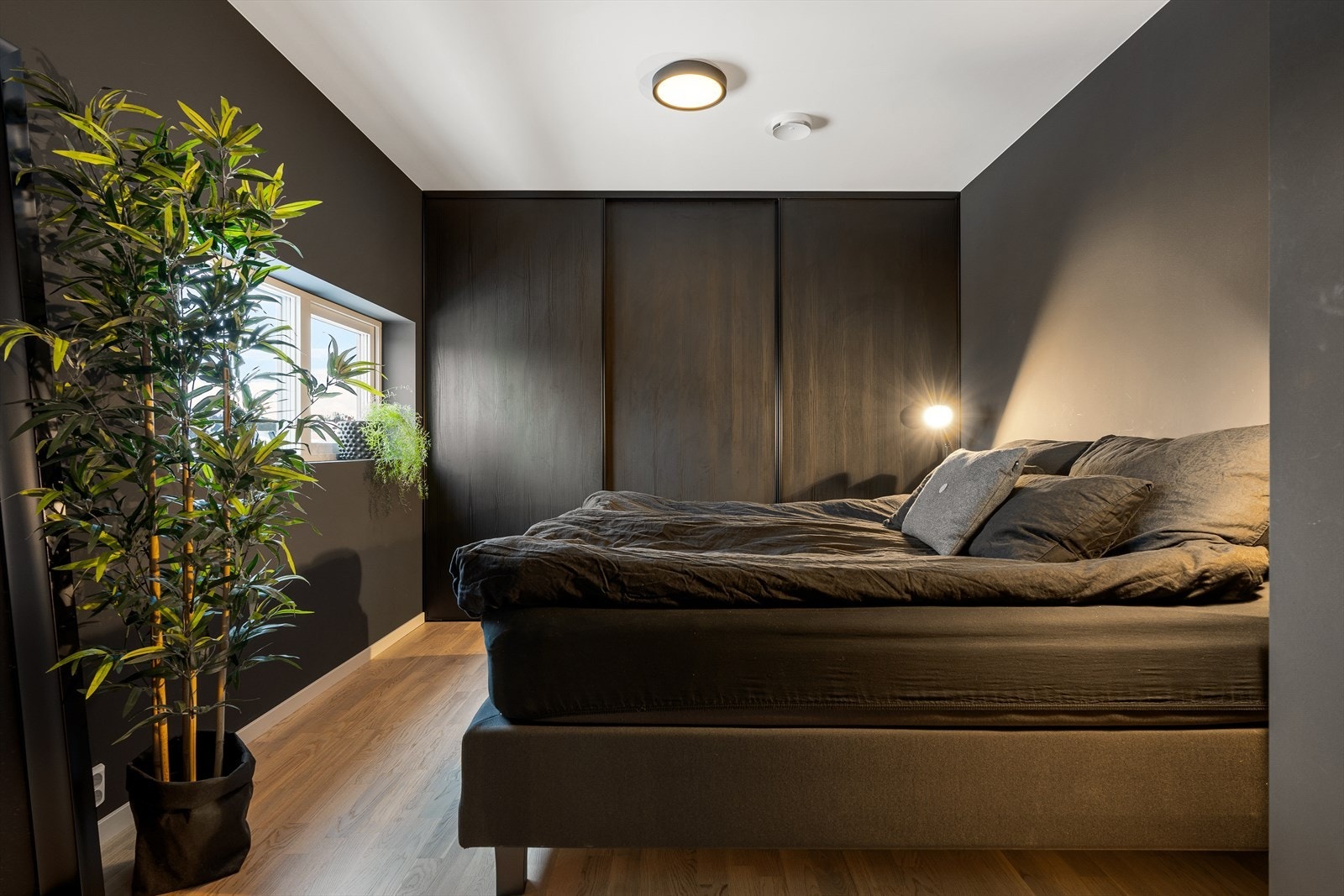 Soverommet er på hele 12 kvm og har en stor skyvedørsgarderobe fra ...... Galleribilde