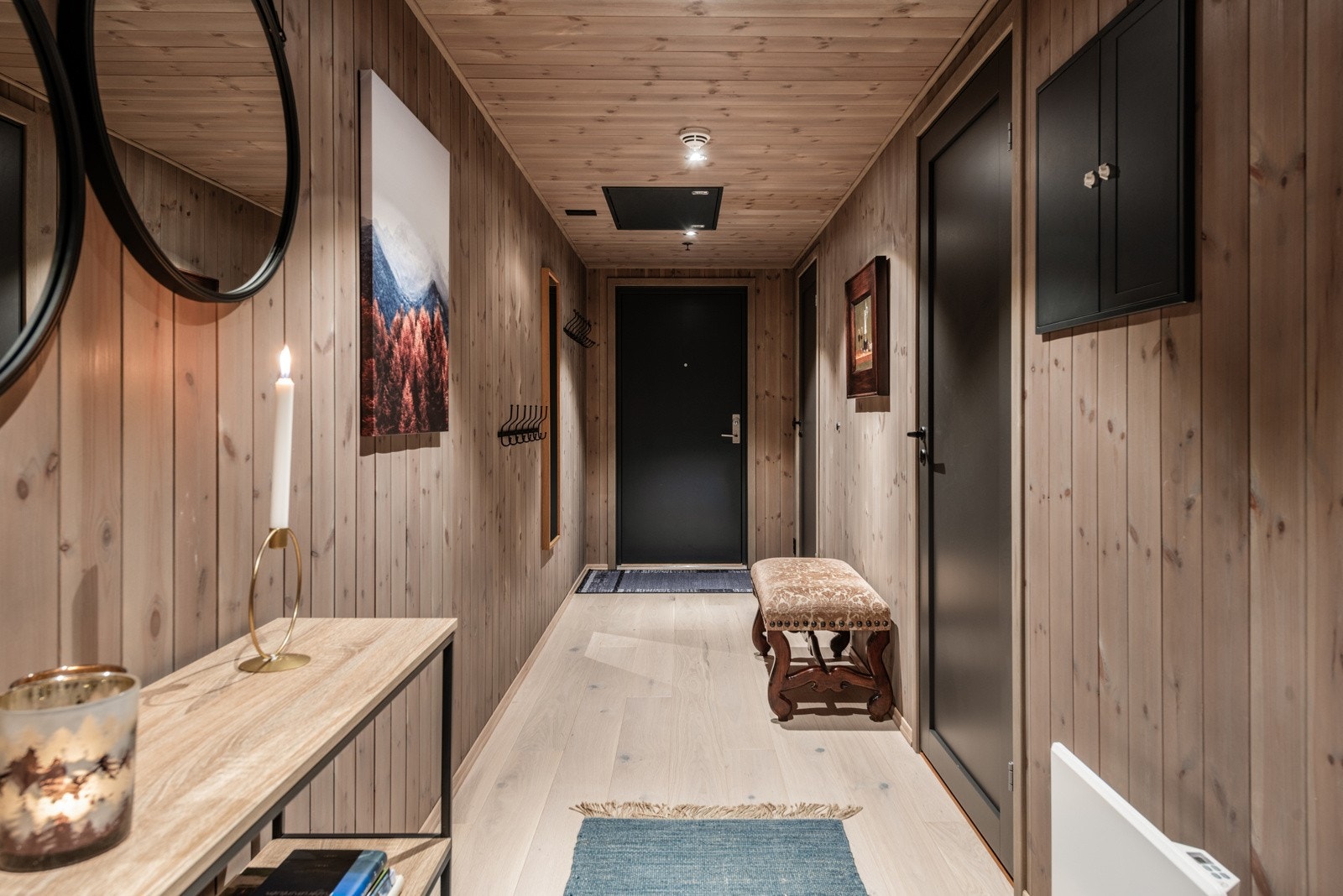 Romslig entré. Galleribilde