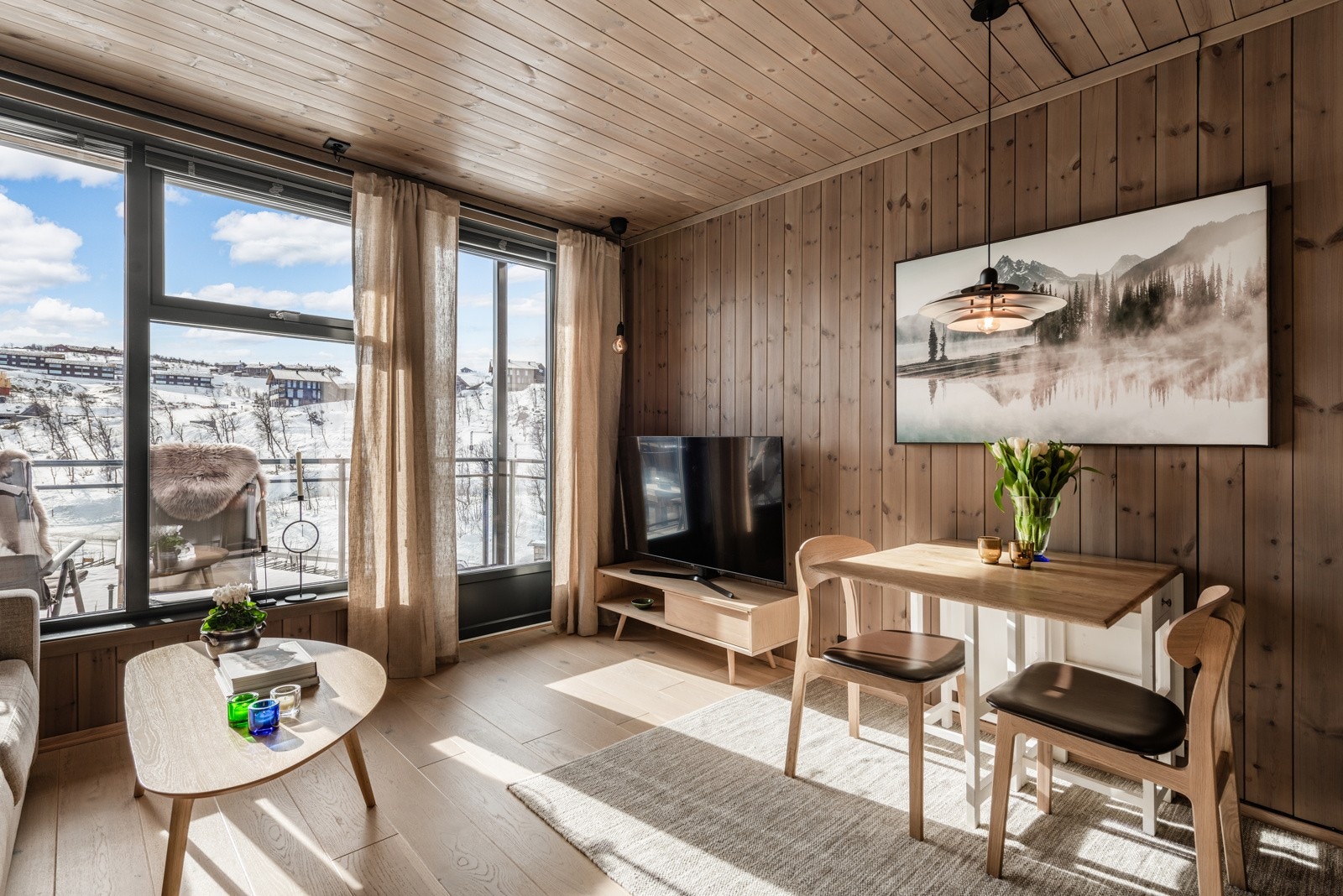 Åpen kjøkken/stueløsning med plass til møblering av sofa og spisemøblement. Galleribilde