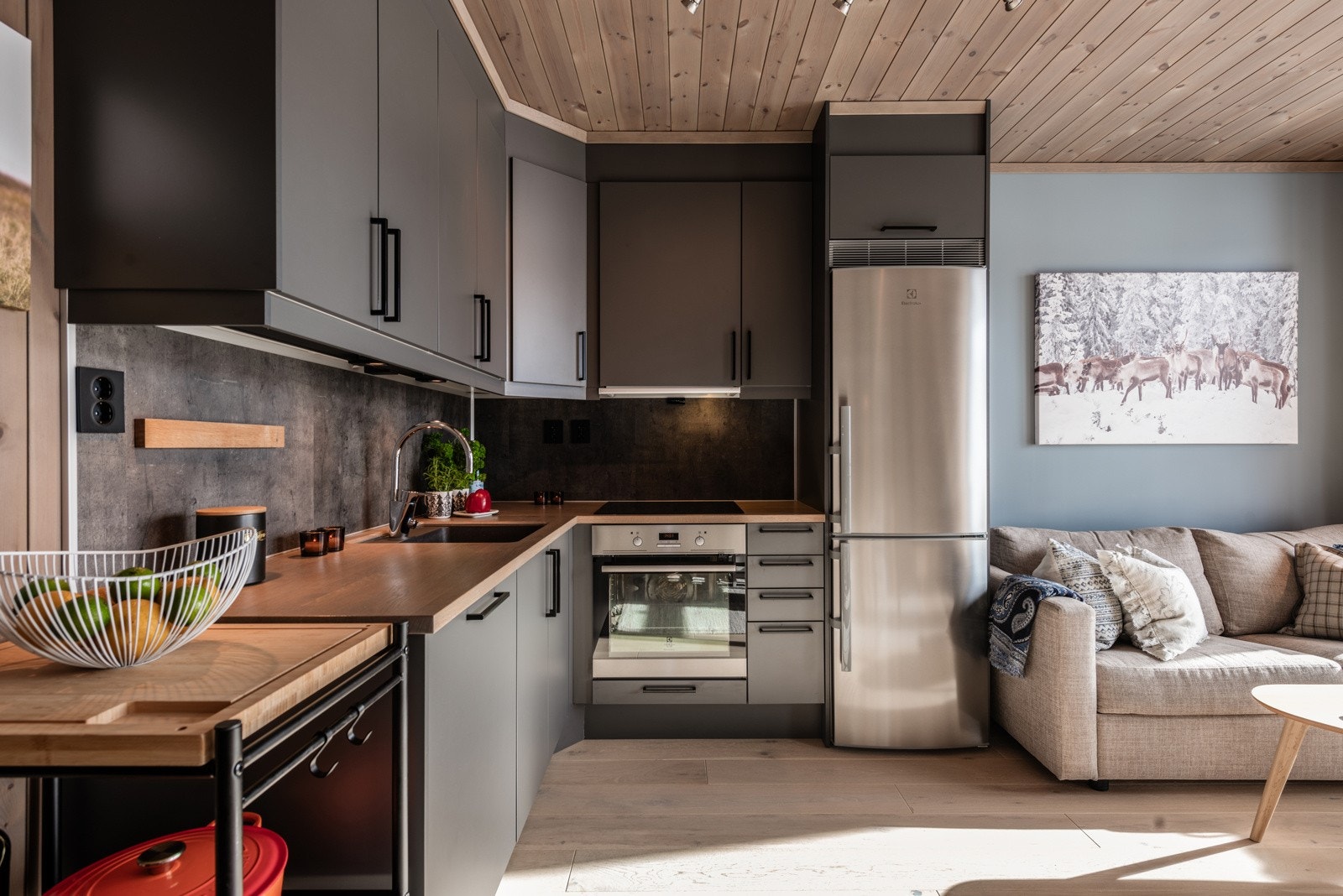 Godt med skapplass til oppbevaring av kjøkkenredskap. Galleribilde