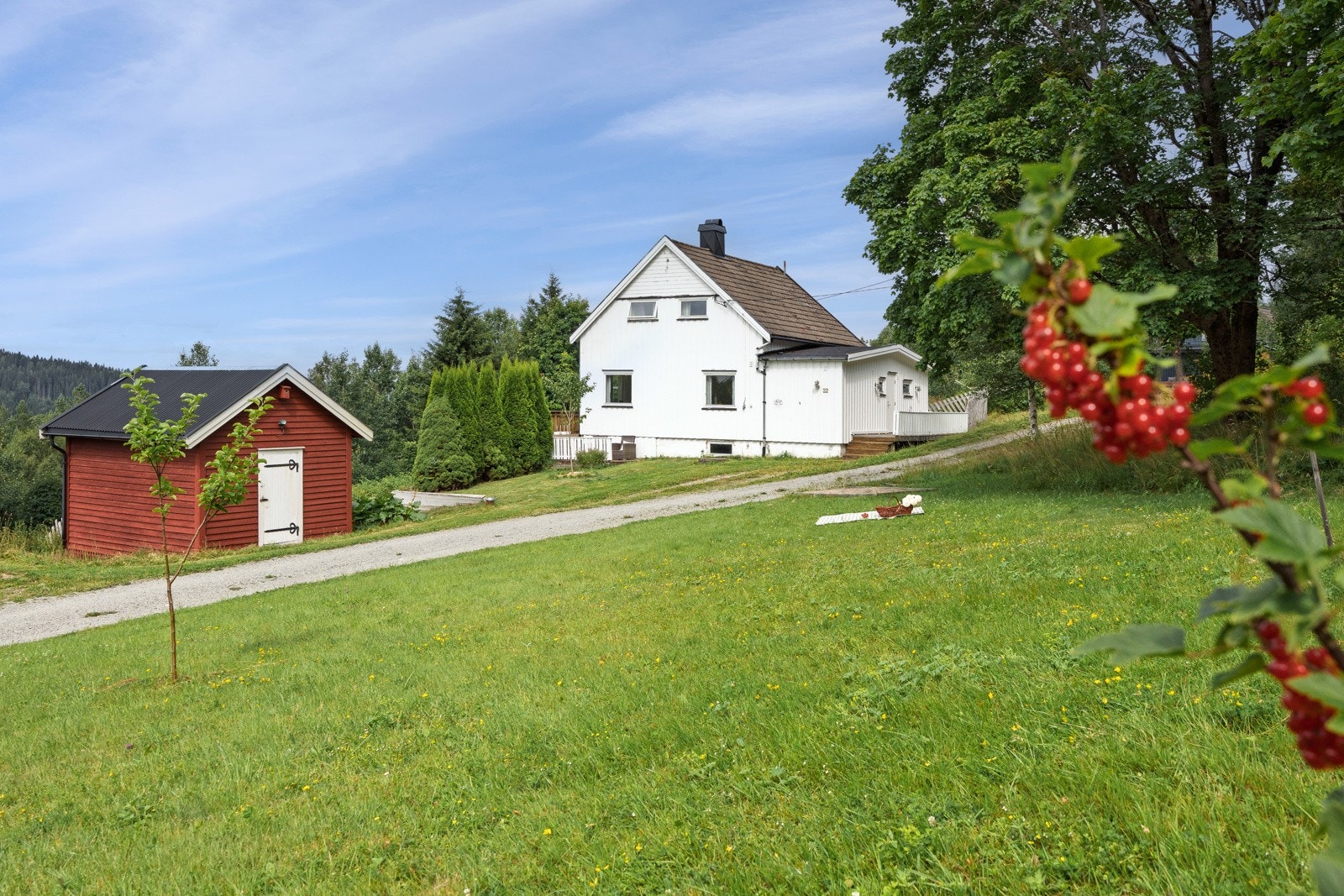 Rett utenfor døren venter flotte turområder, perfekt for fotturer, sykling og skiturer året rundt. Her bor du midt i naturen, med gode muligheter for et aktivt friluftsliv i vakre omgivelser. Galleribilde