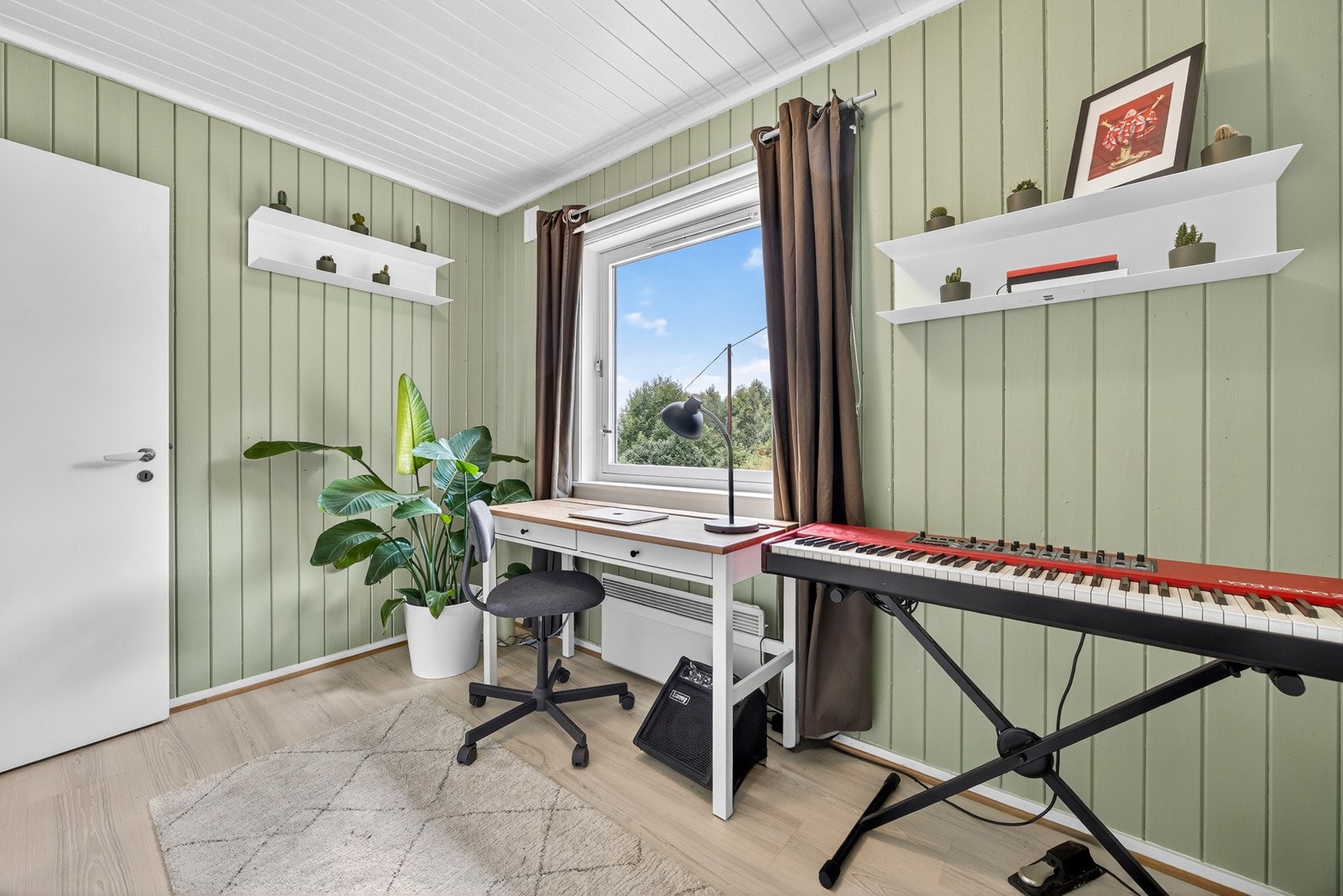 Soverommet i 1. etasje blir av dagens eier benyttet som et kontor. Rommet har malt panel på veggflater og laminat på gulv. Galleribilde