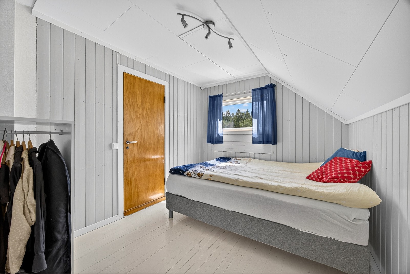 Soverom 3 har malt panel på veggflater, sjarmerende skråtak og malte heltre gulvbord. Galleribilde