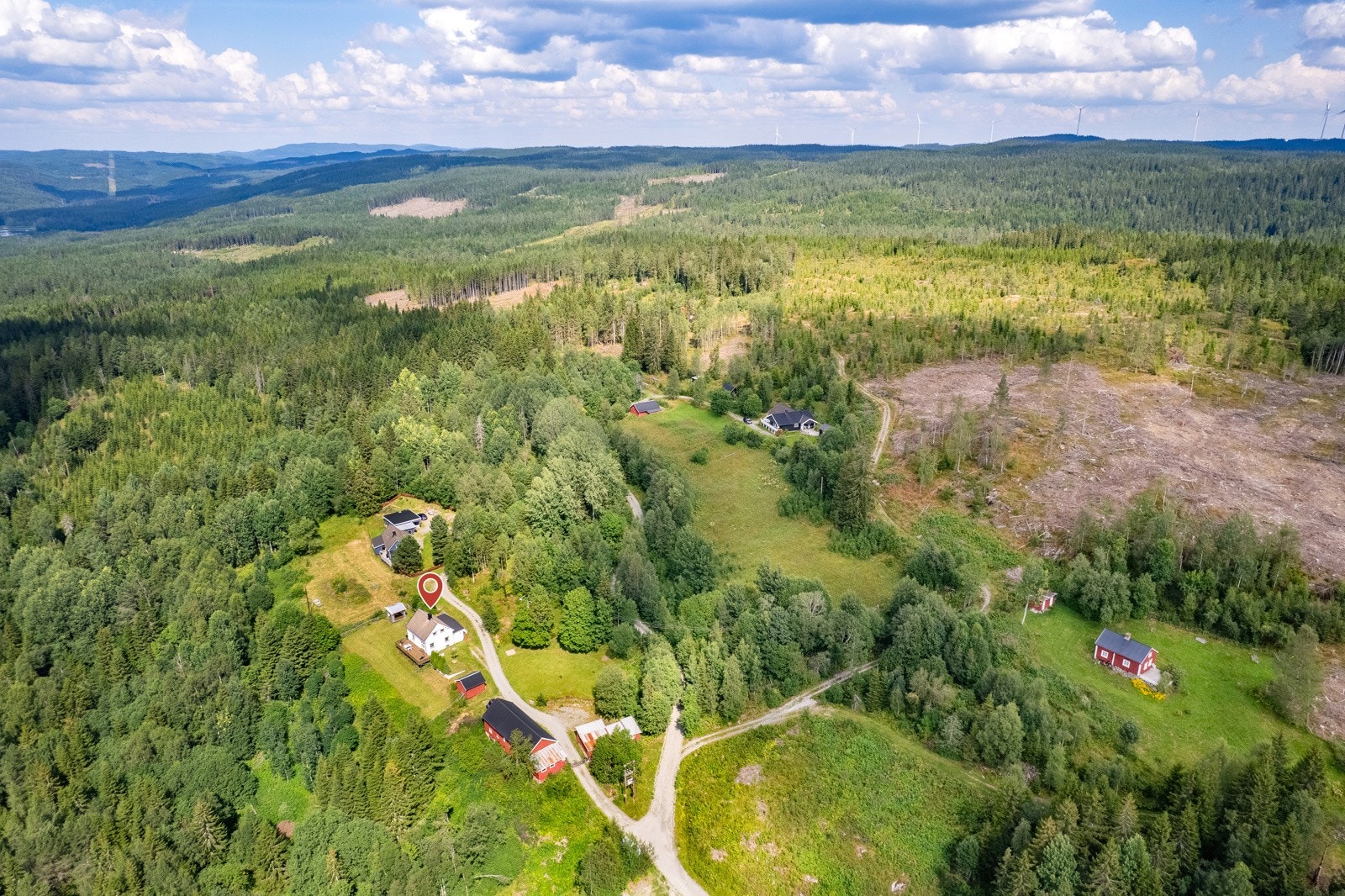 Lønlifallgutua 22 har en stille og naturskjønn beliggenhet på Minnesund, sør i Eidsvoll kommune. Området er barnevennlig og fredelig, med kort vei til både skog, mark og nødvendige hverdagsfasiliteter - en ideell kombinasjon. Galleribilde