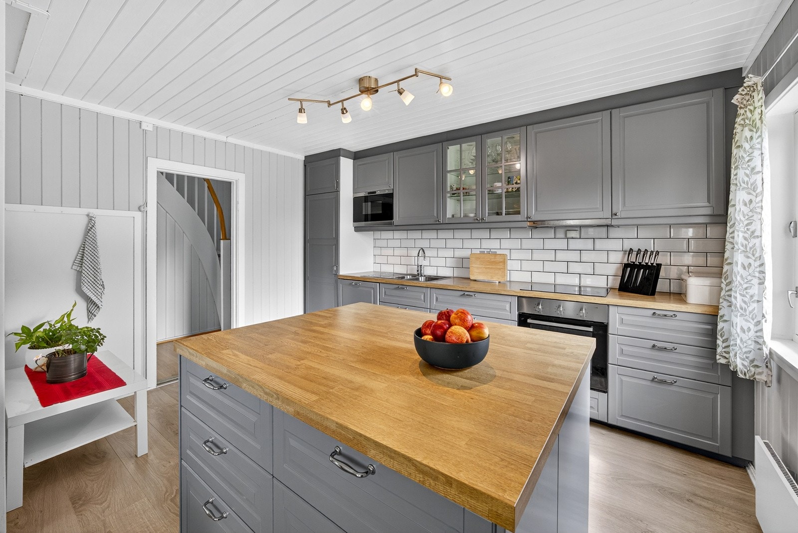 Kjøkkenet er utstyrt med integrert stekeovn, platetopp, oppvaskmaskin og kjøl/fryseskap. Komfyrvakt og fuktsensor med automatisk vannstopper er installert. Galleribilde