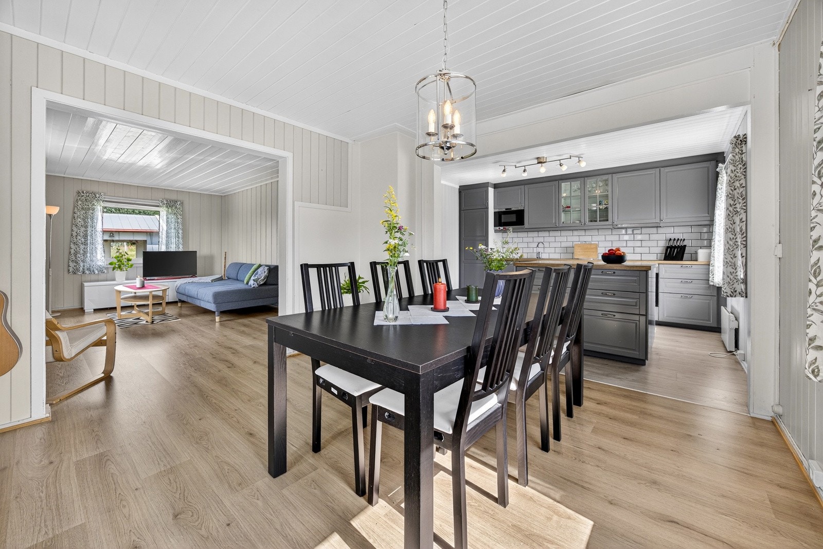 Stuen oppleves som lys og luftig med store vindusflater i flere himmelretninger, som gir godt med naturlig lys og vakker utsikt mot naturskjønne omgivelser. Galleribilde