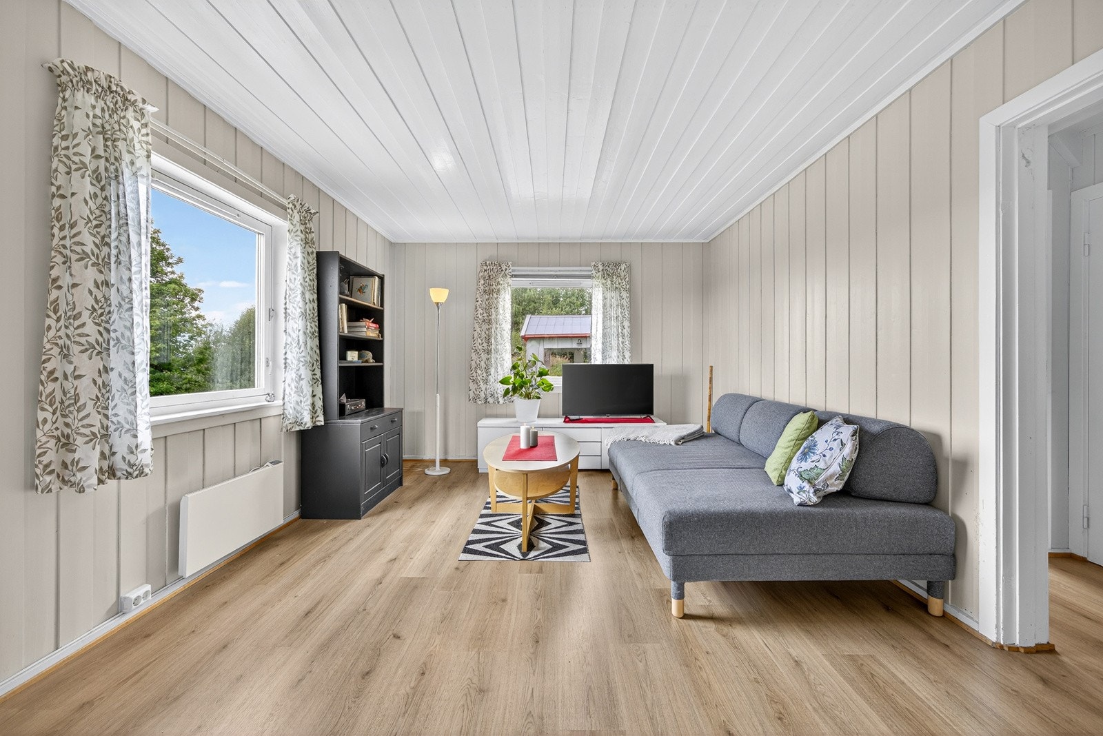 Rommet har malt panel på veggflater og laminat på gulv. Galleribilde