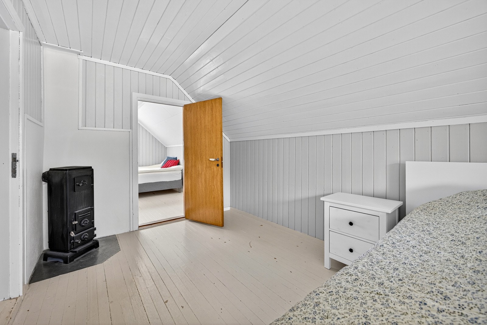 Peisovnen i hjørnet varmer godt på kalde dager og gir en lun atmosfære. Galleribilde