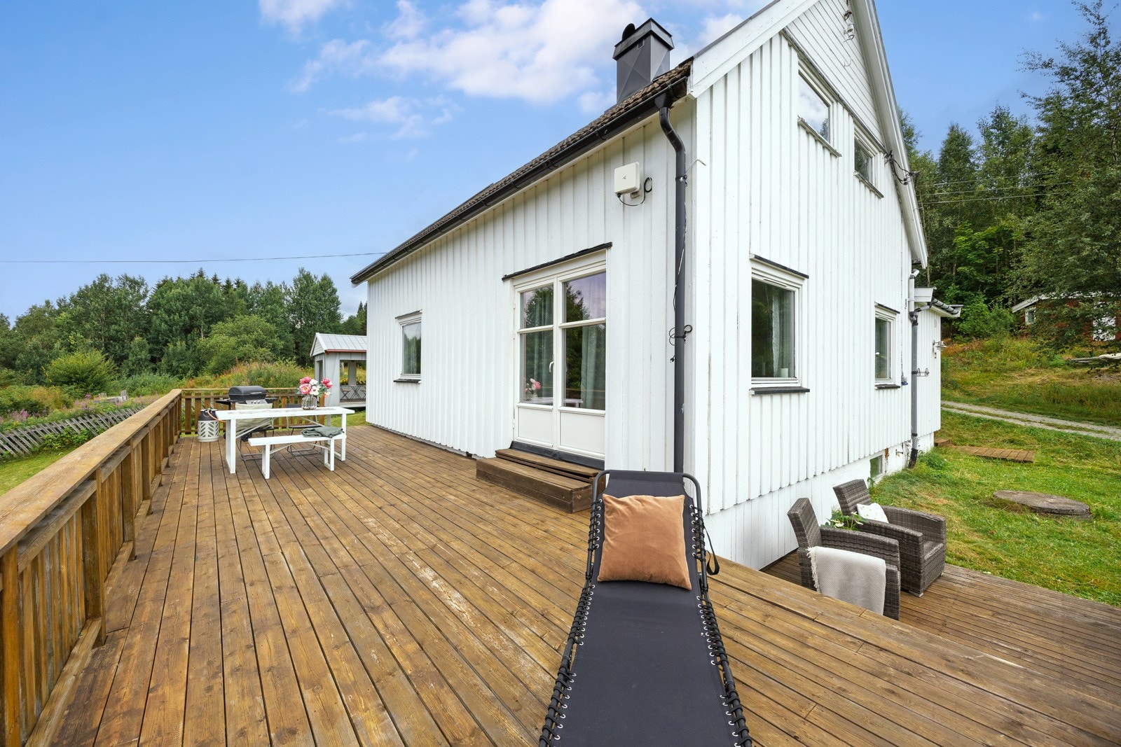Fra spisestuedelen er det direkte utgang til en stor, vestvendt terrasse på ca. 43 m² - med gode solforhold og nydelig utsyn, perfekt for både hverdag og sosiale anledninger. Galleribilde