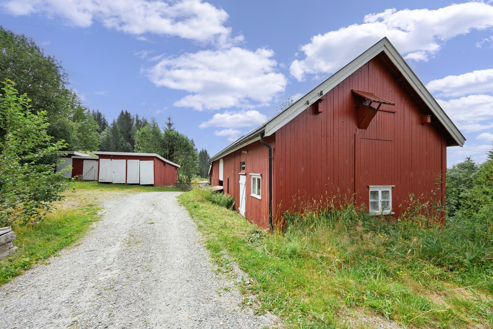 Frittstående låve med fjøs. Galleribilde