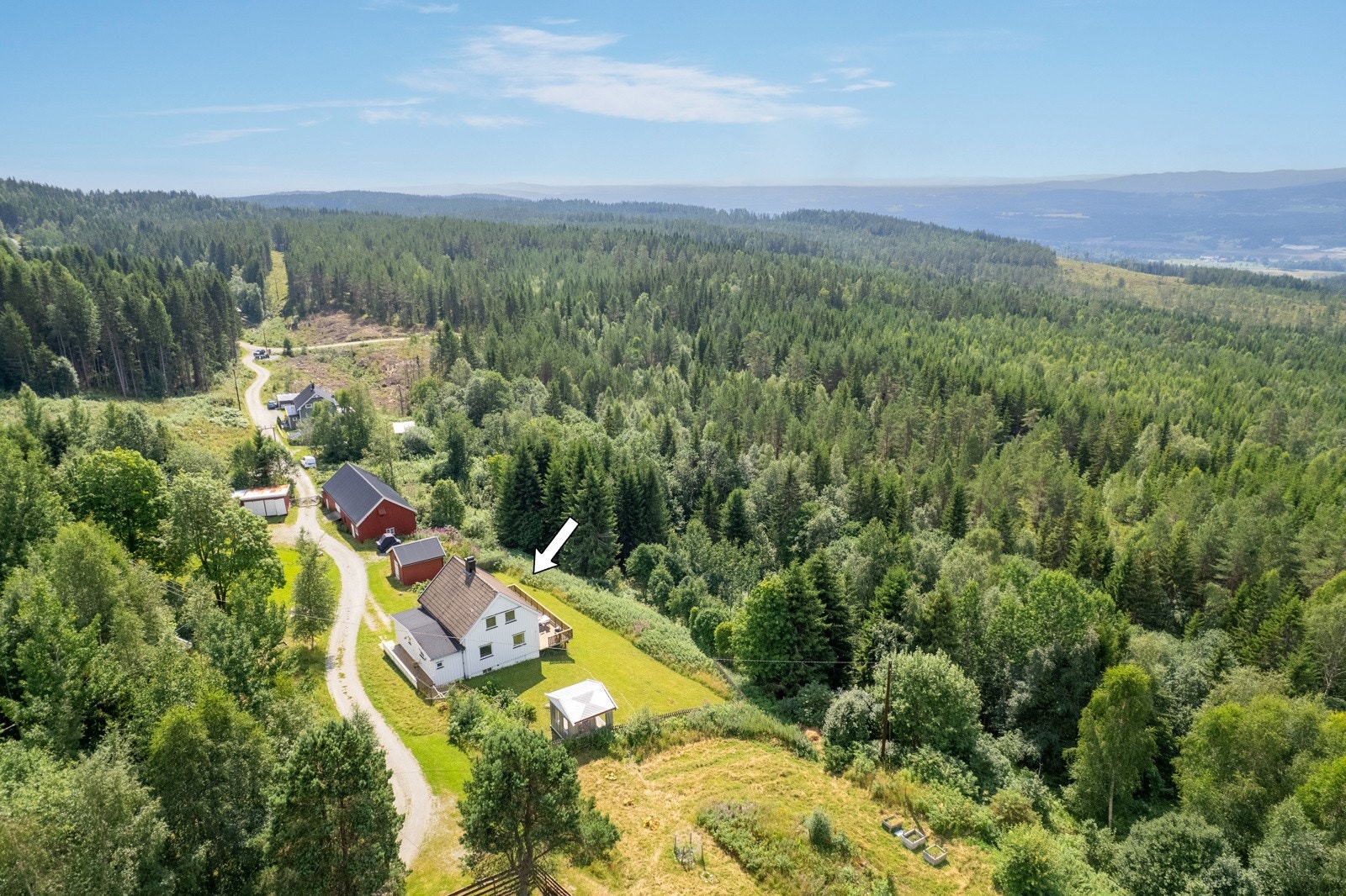 Unikt småbruk på 27 mål med store, solrike uteområder og vakker natur som omkranser eiendommen! Her får du en romslig enebolig med 5 soverom, åpen kjøkken- og stueløsning m/moderne peisovn, oppgradert bad fra 2016 og stor vestvendt terrasse. Galleribilde