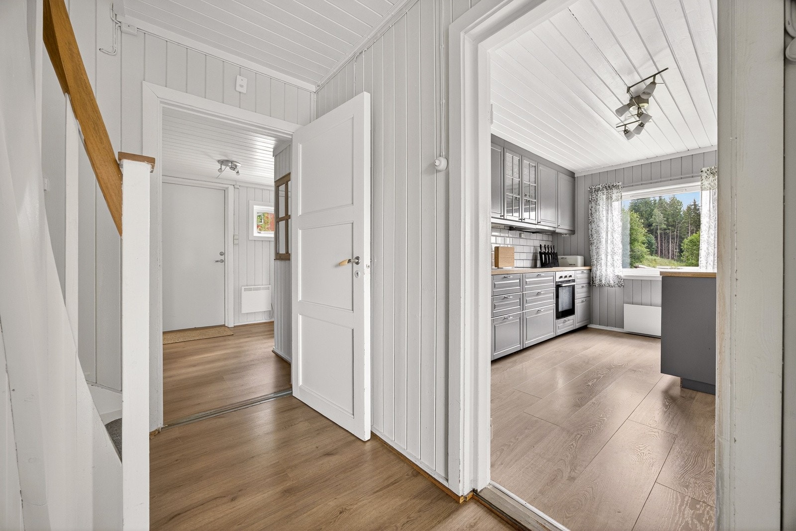 Boligen har en lys og velkommen entré/gang med plass til garderobeskap. Her er det laminat på gulvet og malt panel på veggene, noe som gir et rent og trivelig førsteinntrykk. Galleribilde