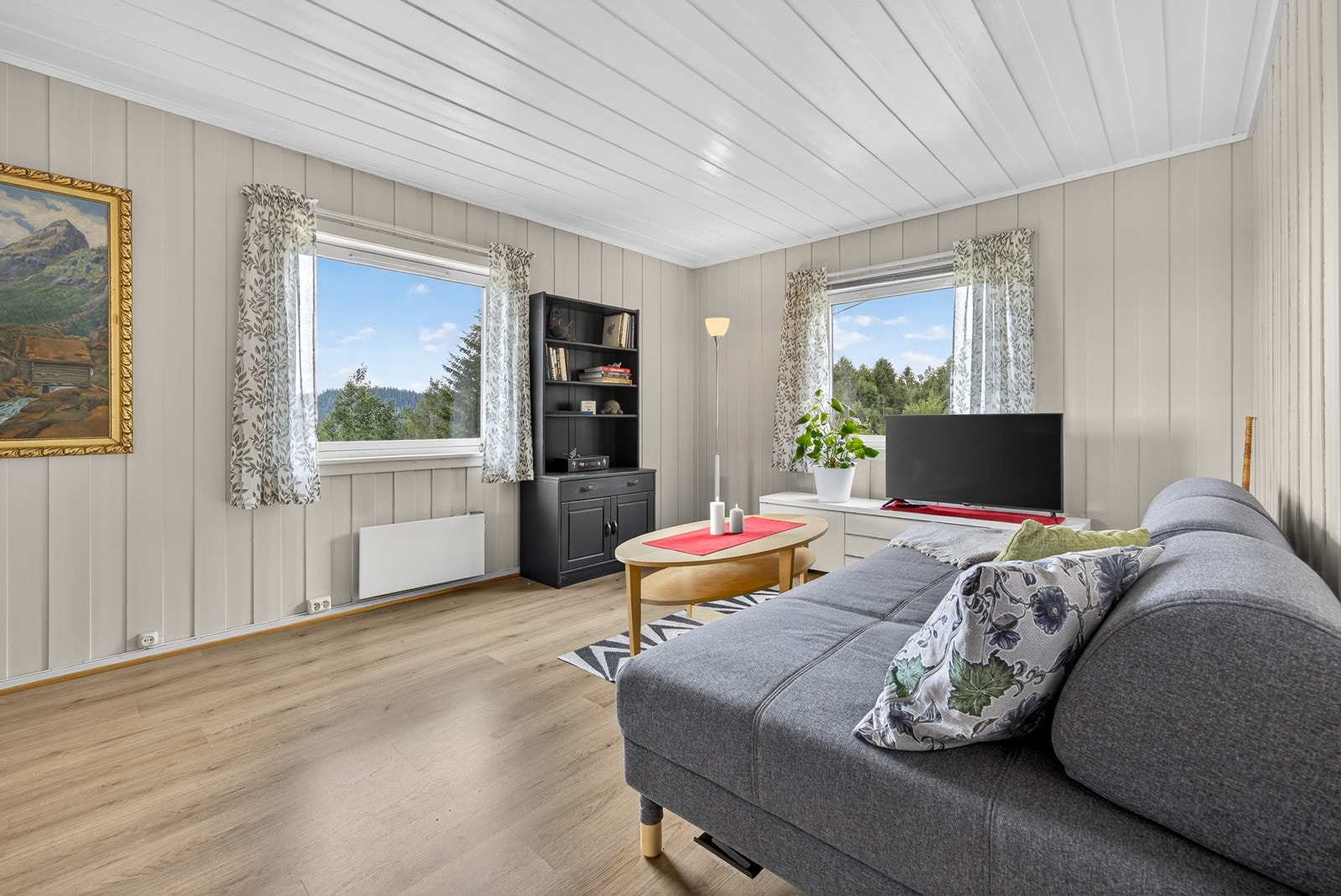 Tv/internett leveres per i dag fra Viker Fiber av typen Altibox standard (500/500 Mbps, Altibox TV, 60 poeng) med en kostnad på kr 1.199,- per mnd. Galleribilde