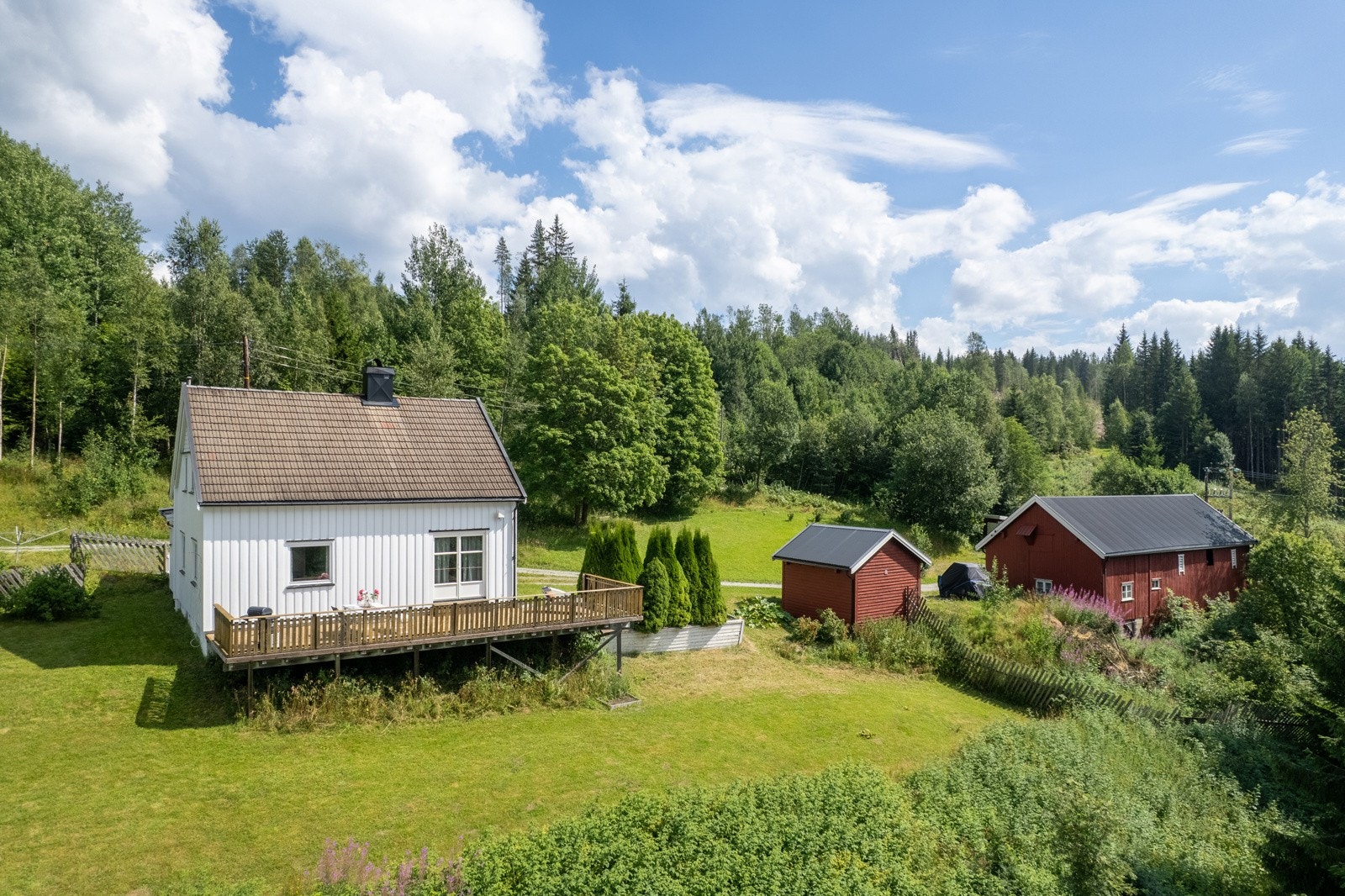Låve, verksted og uthus/garasje gir gode muligheter, men trenger oppgradering. Galleribilde