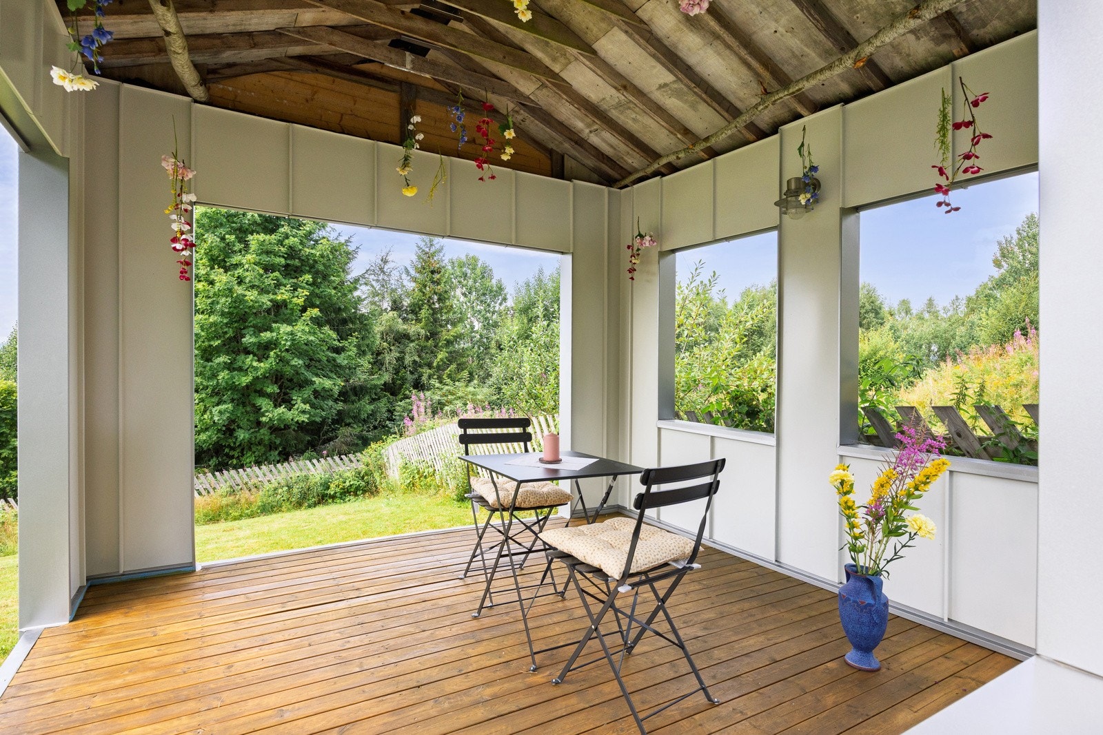 Koselig lysthus i hagen. Galleribilde