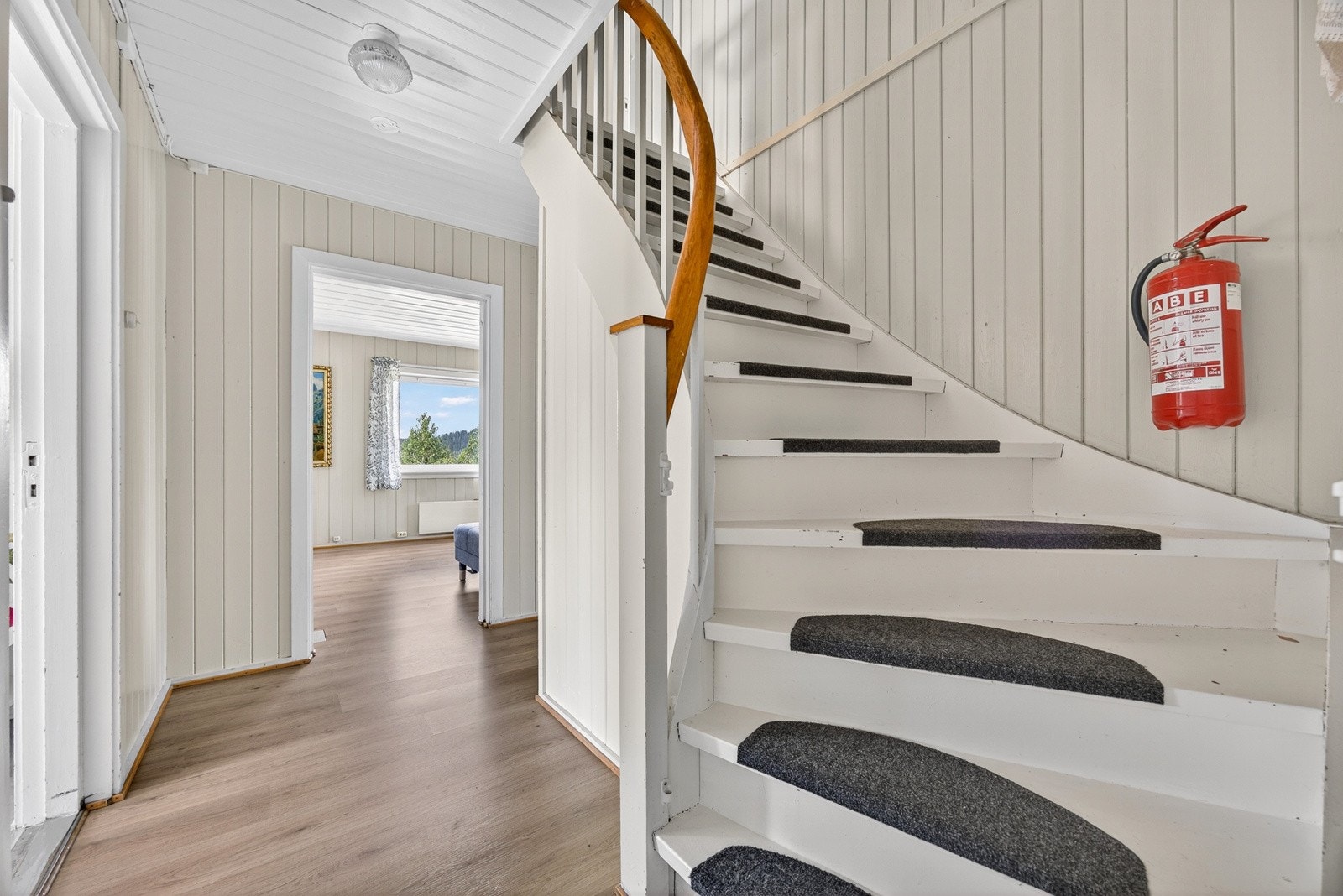Trappen føres direkte opp til boligens 4 soverom i 2. etasje. Galleribilde