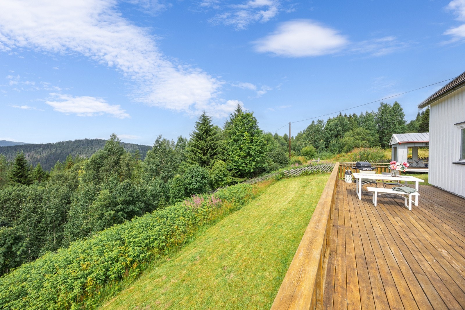Flott utsyn fra terrassen over det naturskjønne landskapet. Galleribilde