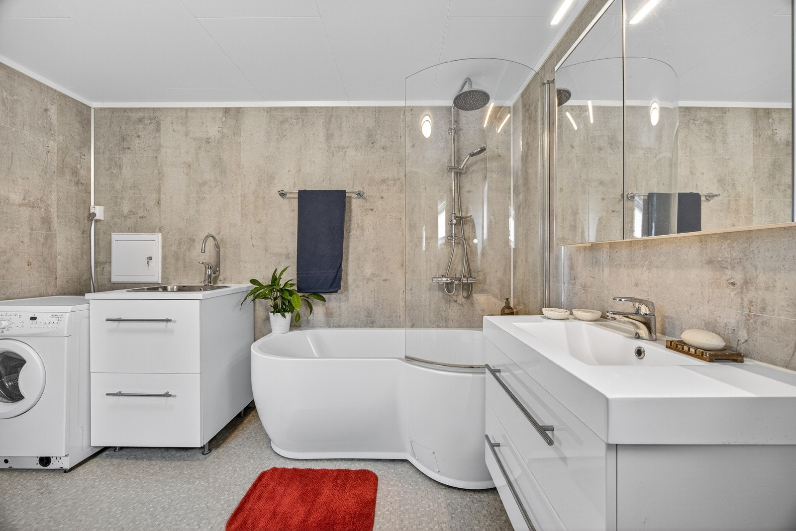 Videre har rommet opplegg for oppvaskmaskin, samt egen utslagsvask i benkeinnredning. Galleribilde