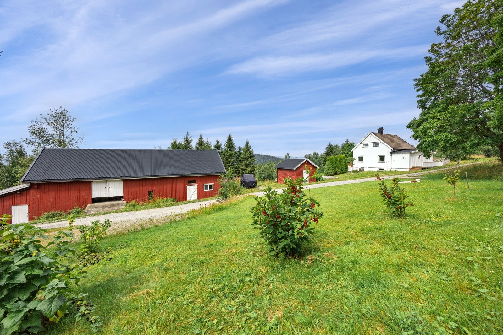 Eneboligen er omgitt av et innbydende tun med store plenarealer, prydbusker, trær og noe naturlig vegetasjon. Tunet er åpent og solrikt, med nydelig utsikt mot vakre landskap, og gir fantastiske solforhold fra morgen til kveld. Galleribilde