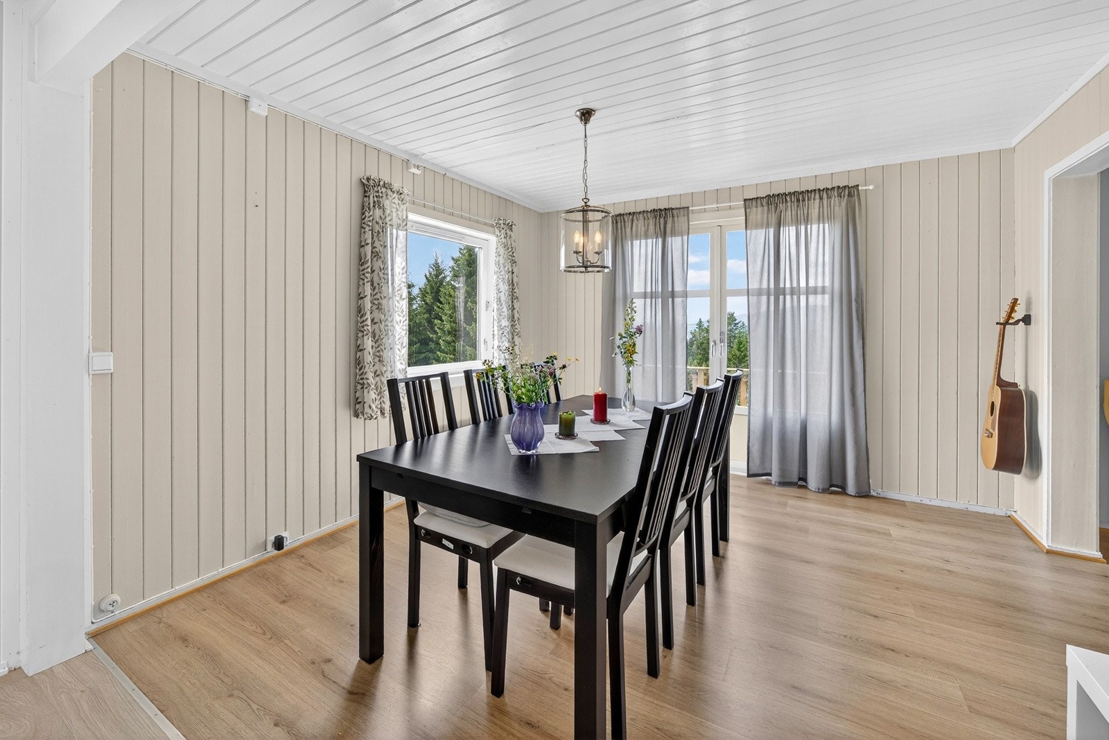 Den koselige spisestuen innbyr til hyggelige måltider med familie og venner. Flott lys fra store vindusflater. Galleribilde