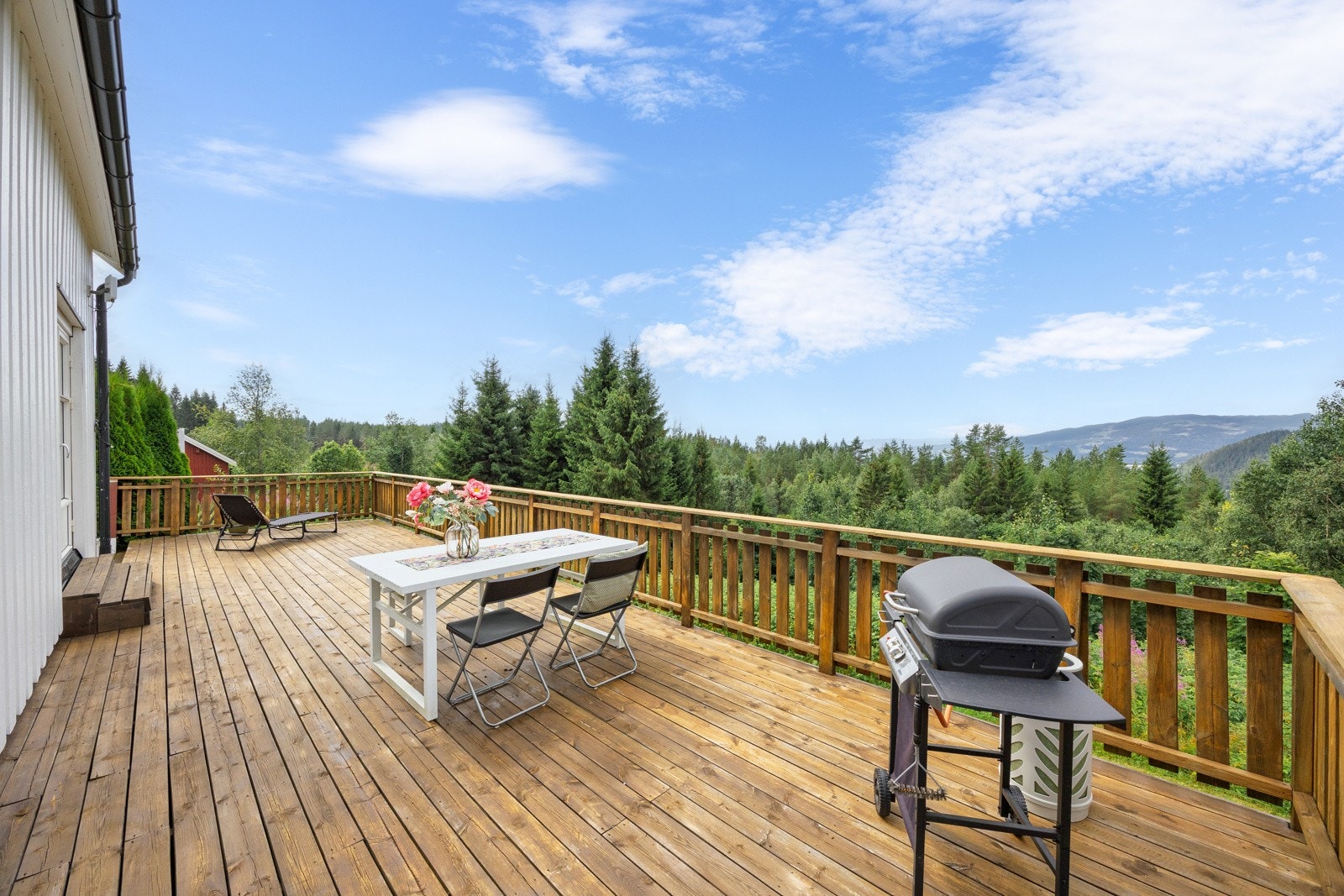 Vestvendt terrasse på 43 kvm med direkte utgang fra stue - perfekt for ettermiddagssol og sene sommerkvelder. Galleribilde