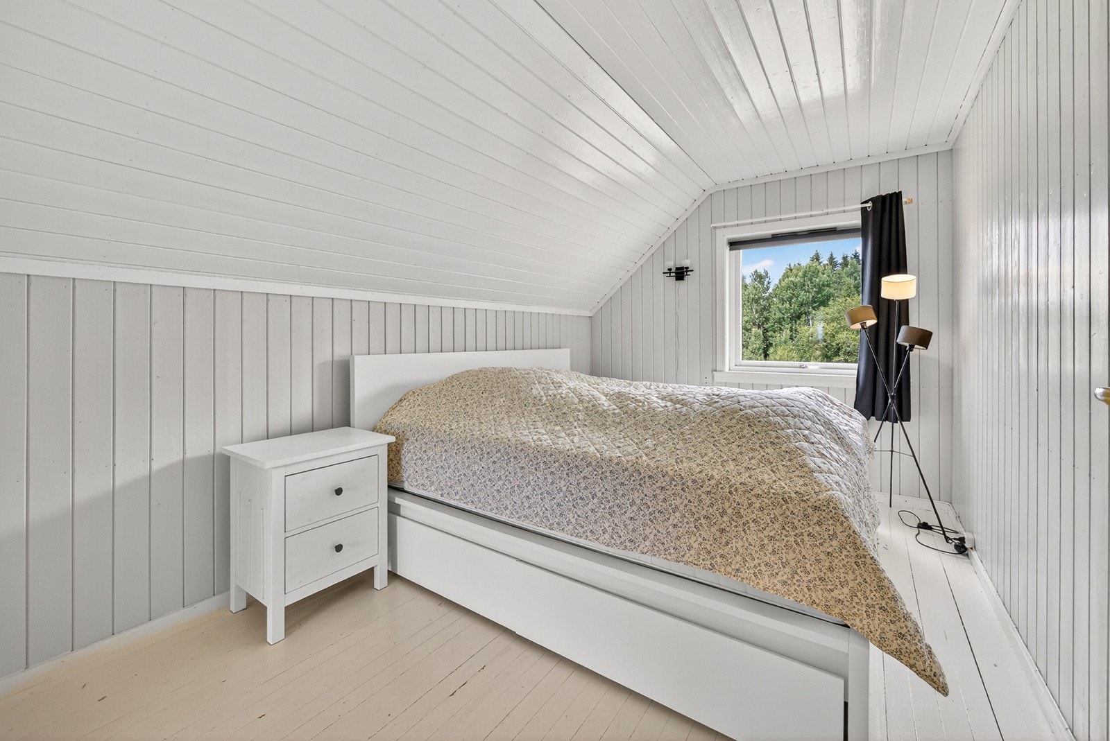 Det store vinduet slipper inn rikelig med lys. Galleribilde