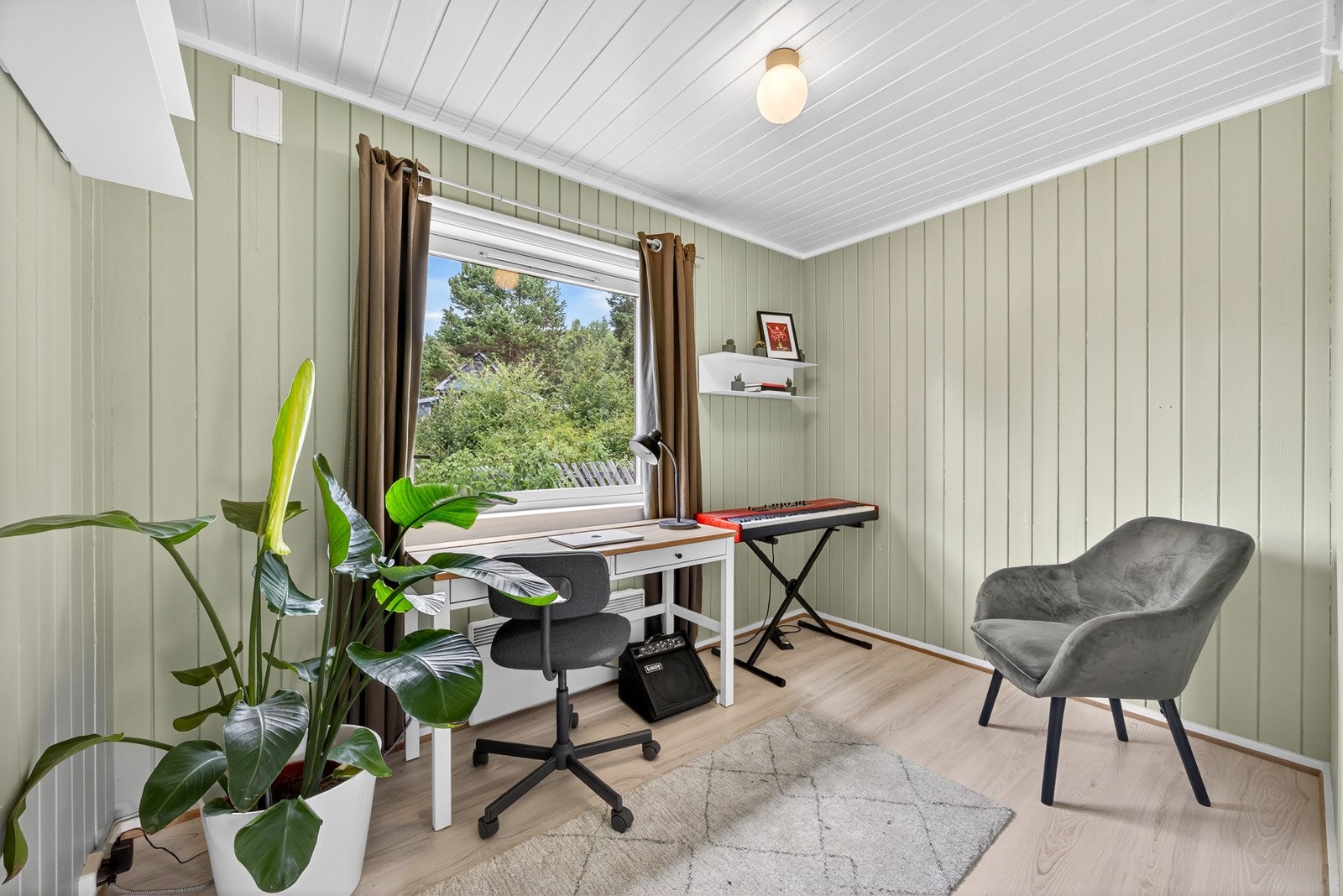 Boligen har totalt fem romslige soverom - ideelt for familier med behov for flere soveplasser, kontor eller hobbyrom. Galleribilde