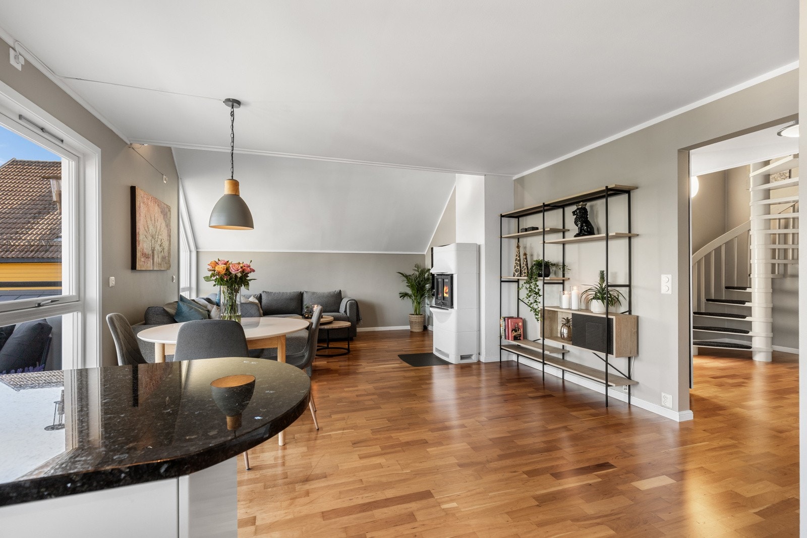 Veggene er malt i en moderne beigegrå tone som gir en rolig og tidløs atmosfære, mens parkettgulv understreker den lune helheten. Galleribilde