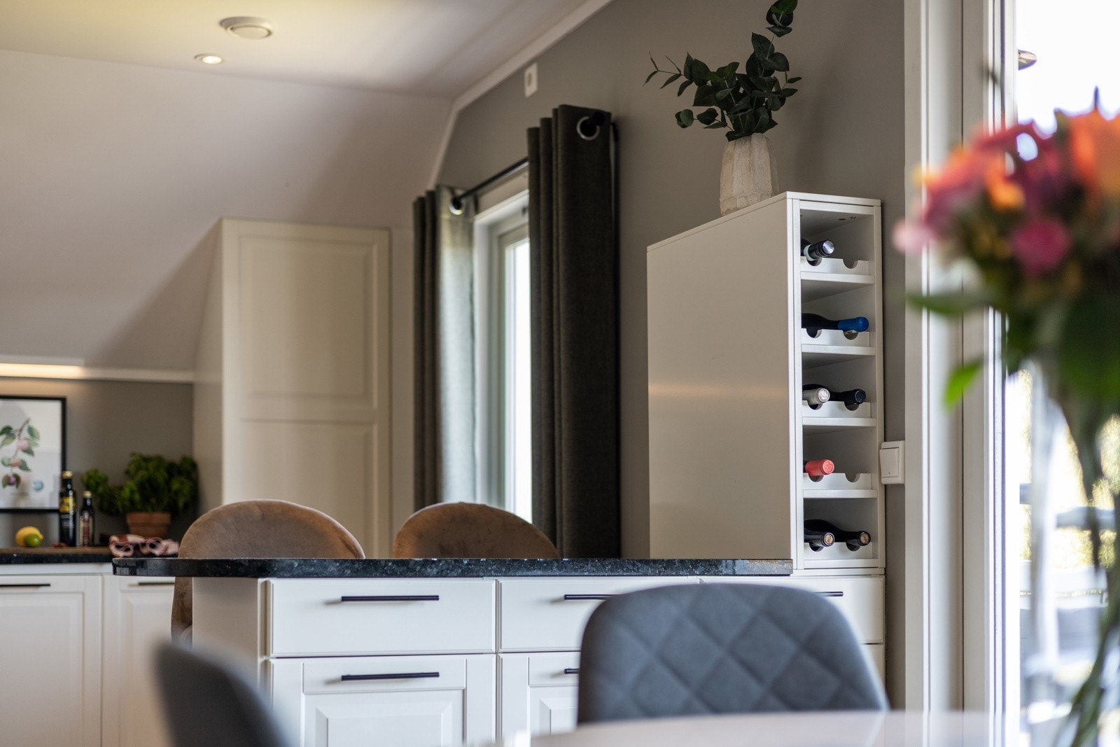 Det er sitteplasser ved kjøkkenøy, samt plass til spisebord rett utenfor kjøkkensonen. Galleribilde