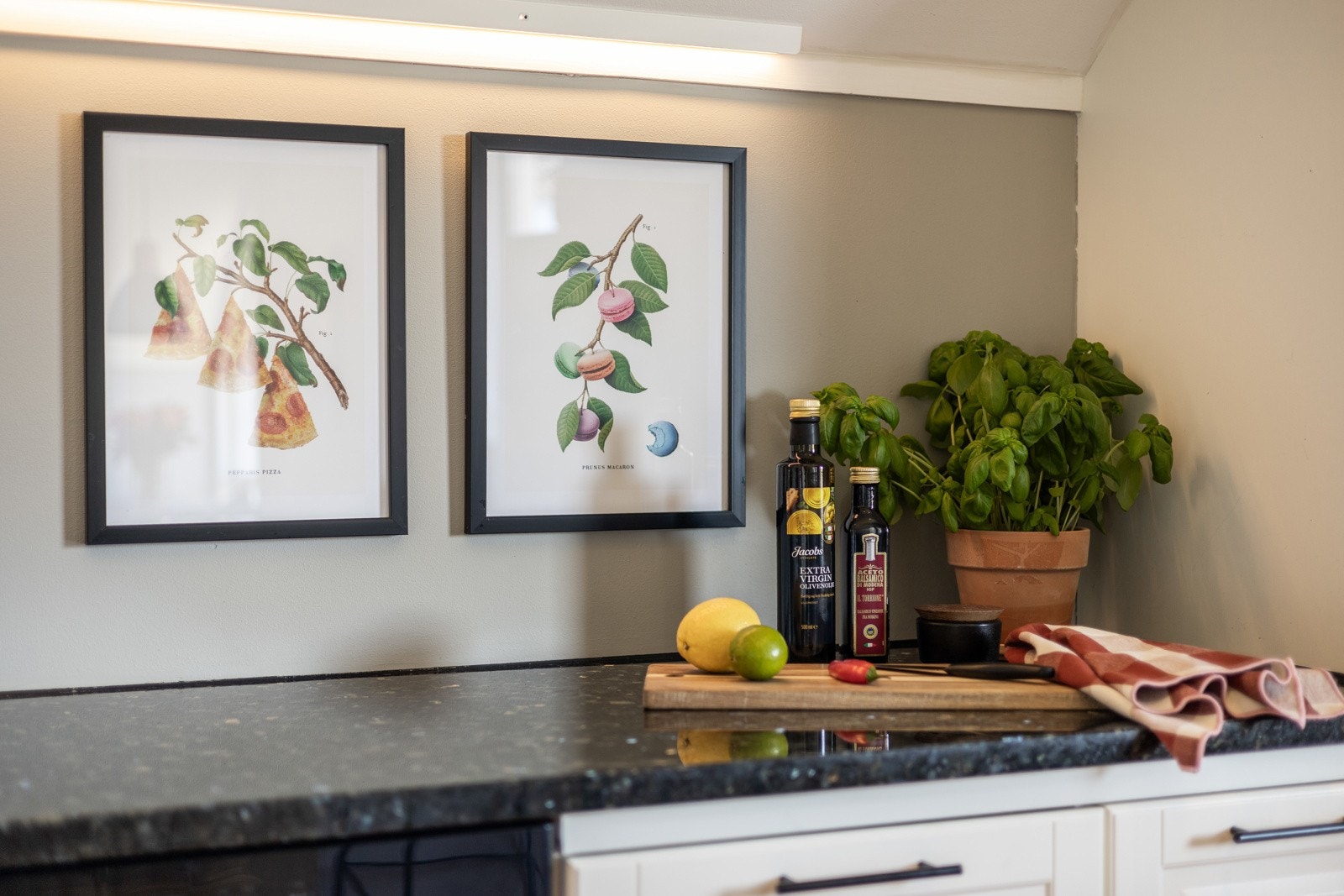 Kjøkkenet, som ble etablert i 2013 og levert av Ikea, er innredet med hvite profilerte fronter og byr på rikelig med både skap- og benkeplass. Galleribilde