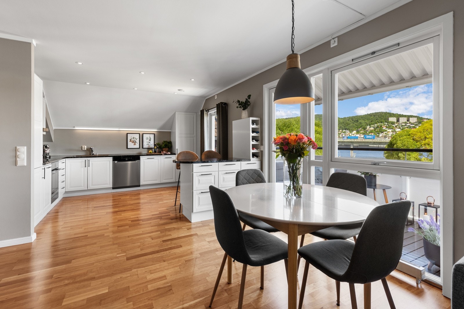 De store vindusflatene slipper inn rikelig med dagslys og skaper en lys og åpen romfølelse. Galleribilde