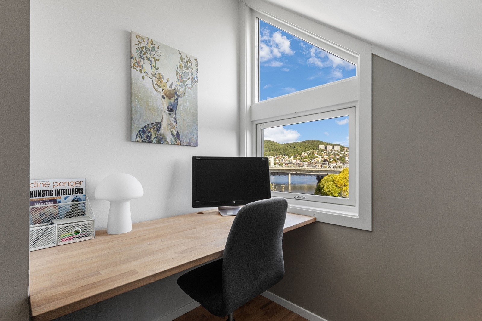 På hemsen er det etablert en koselig kontorplass ved vinduet. Galleribilde