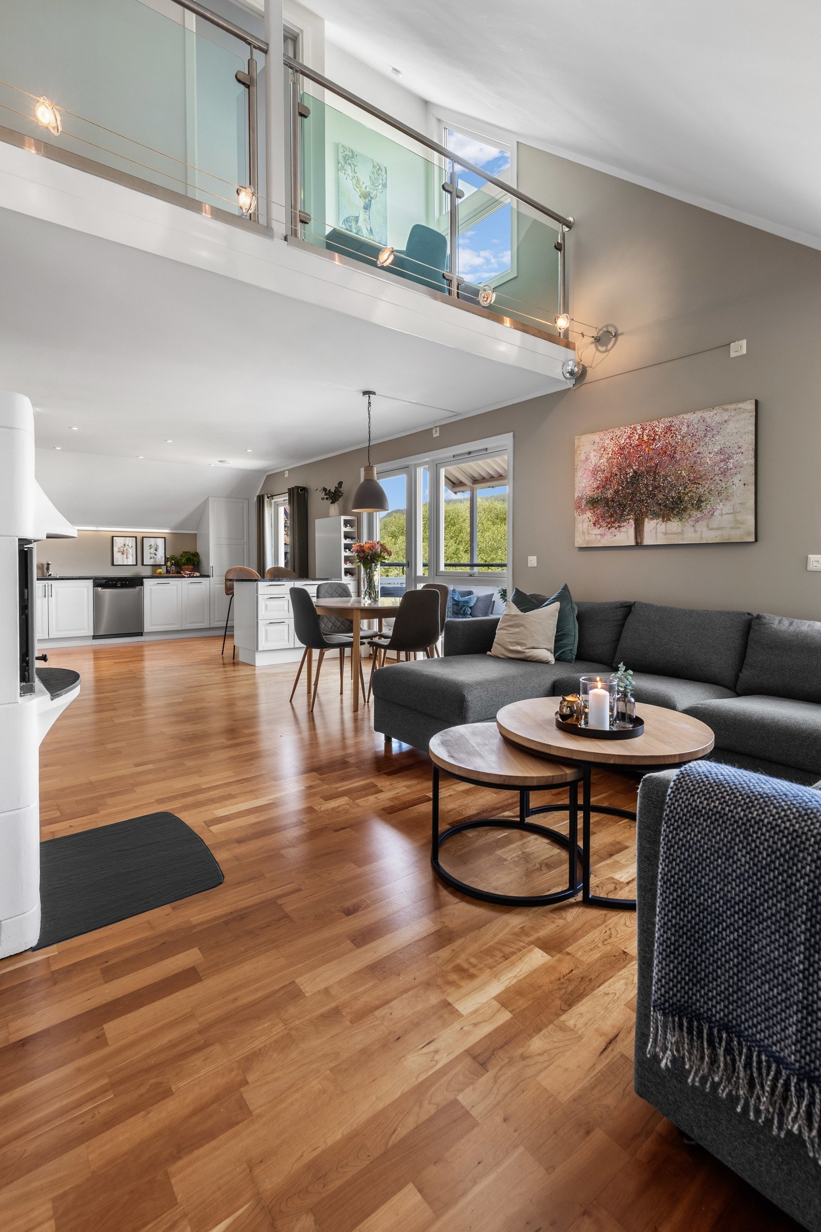 Stuen har videre åpen løsning mot hemsen, der takvindu og store vindusflater gir en imponerende takhøyde og tilfører rommet et luftig og eksklusivt preg. Galleribilde