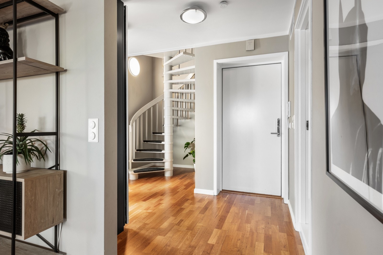 Entreen gir et godt første inntrykk av leiligheten og har vindeltrapp som går opp til hemsen. Galleribilde