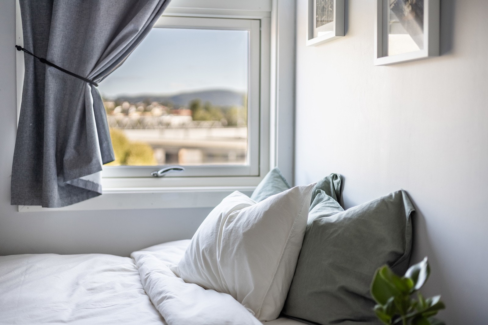 Her kan man også nyte den fine utsikten mot elva. Hemsen er ikke godkjent rom for varig opphold. Galleribilde