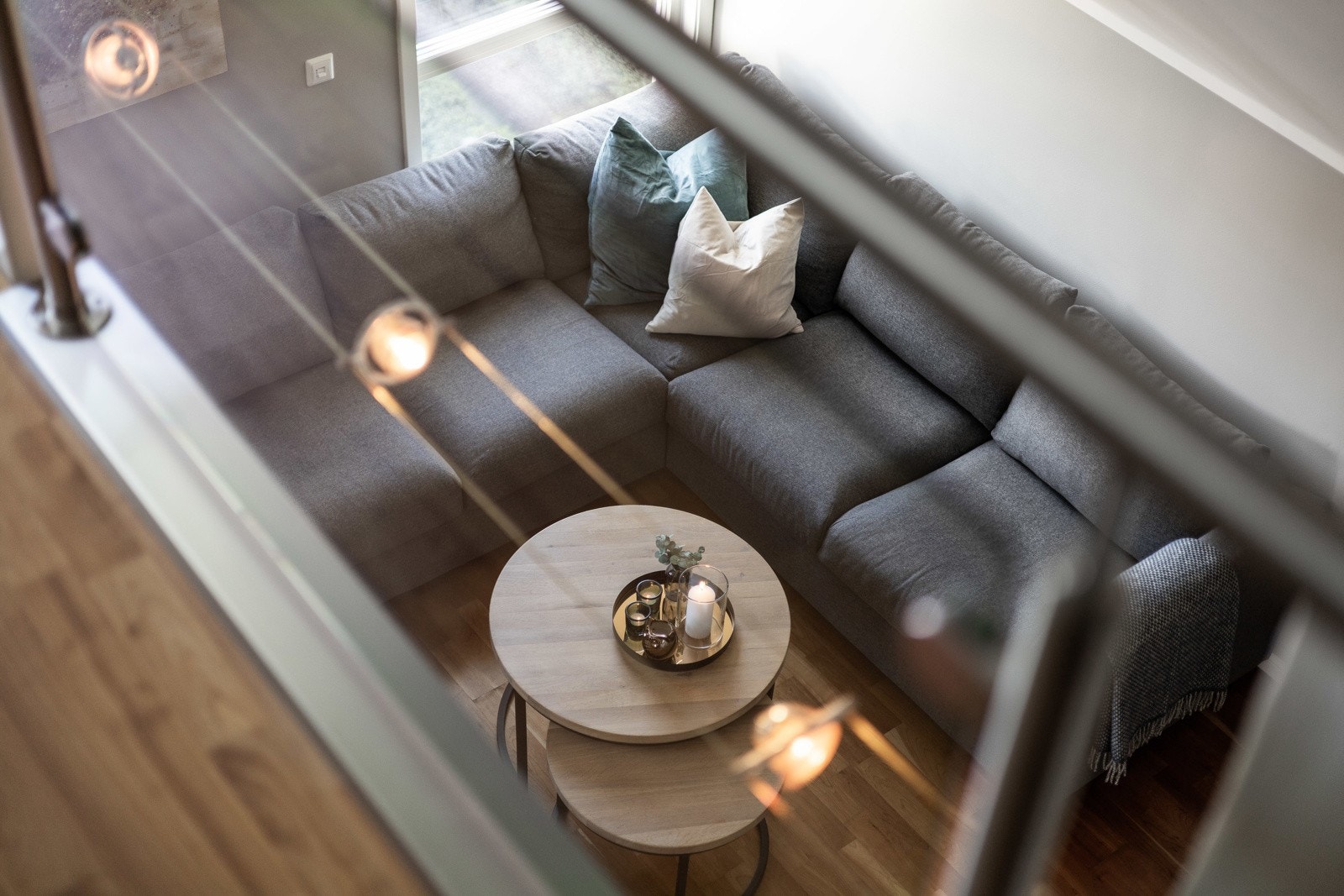 Rekkverket fra hemsen er i glass. Galleribilde