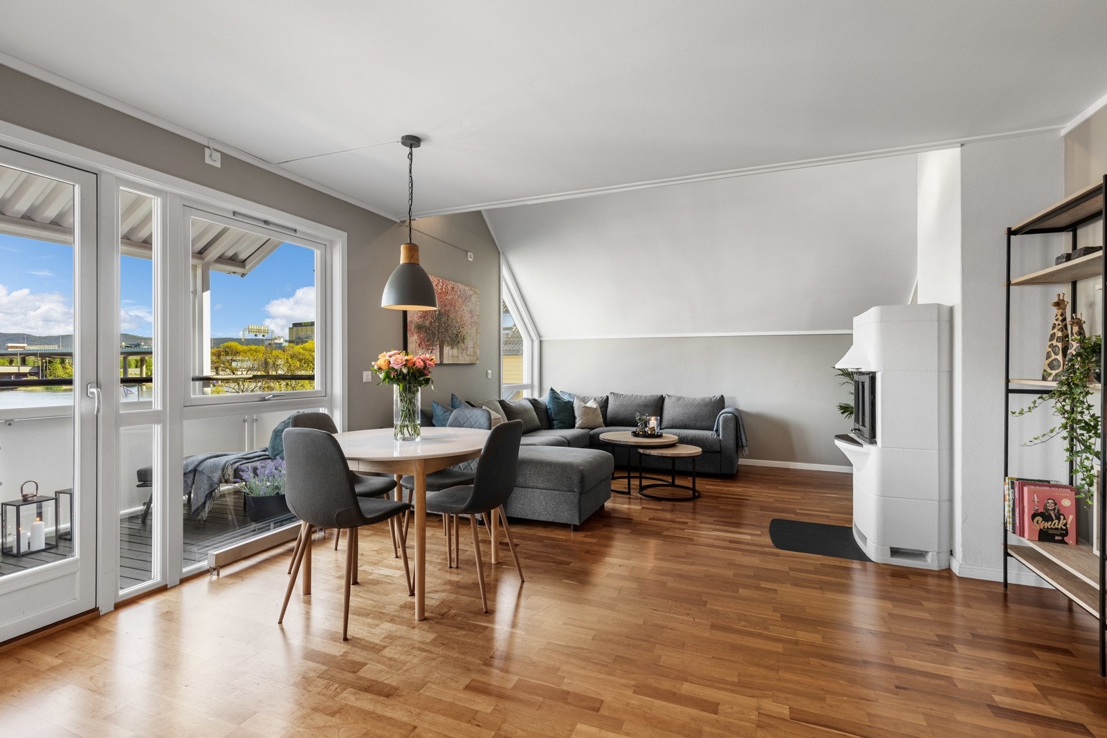 Fra stuen er det direkte utgang til balkongen, som fungerer som en naturlig forlengelse av rommet og inviterer til både morgenkaffe i solen og sene sommerkvelder. Galleribilde