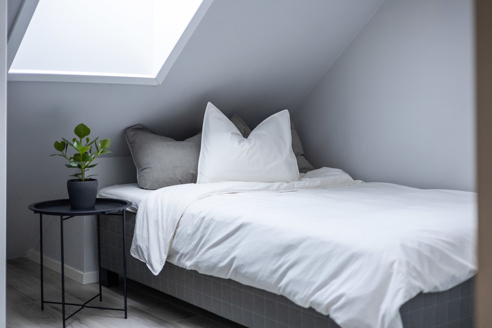 Dette rommet har også et takvindu som tilfører mye naturlig lysinnslipp. Hemsen er ikke godkjent rom for varig opphold. Galleribilde