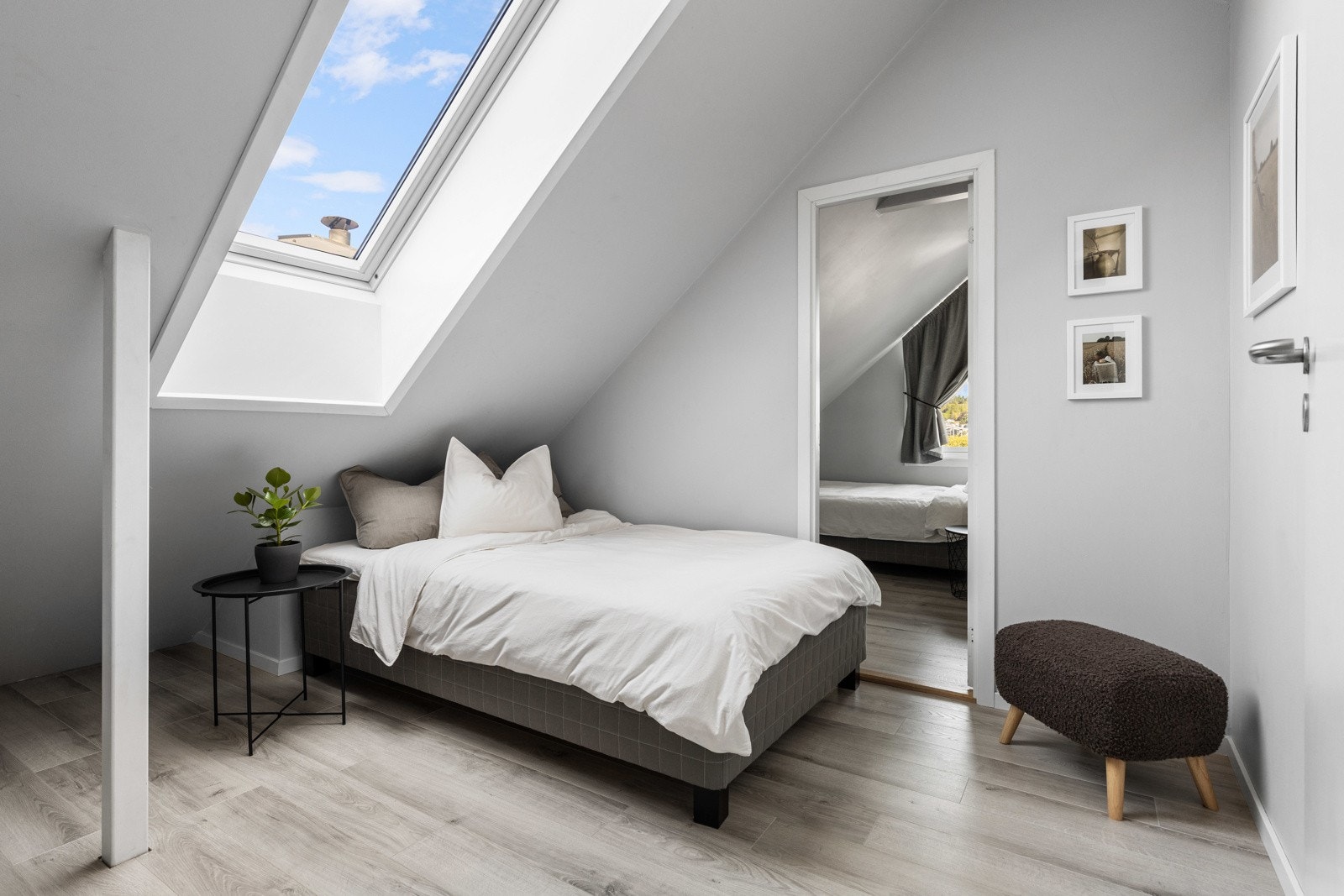 Pent innredet rom hvor lyset strømmer fra takvindu. Hemsen er ikke godkjent rom for varig opphold. Galleribilde