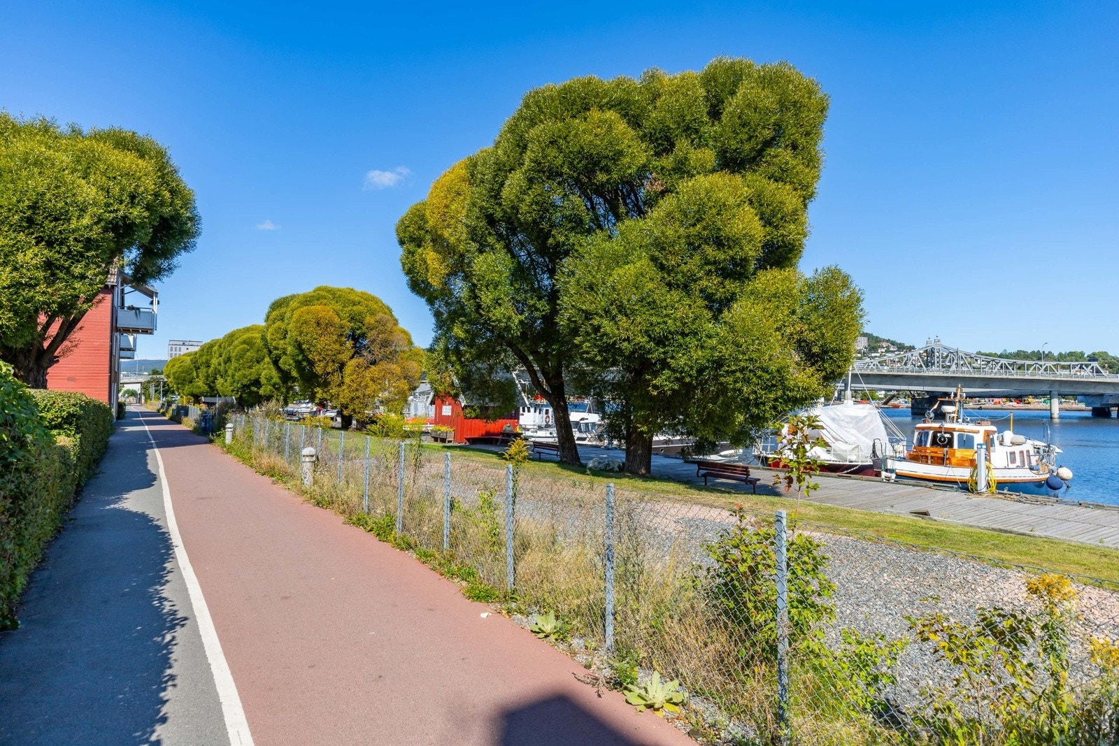 Utenfor går det fine gangveier som går langs hele elva. Galleribilde