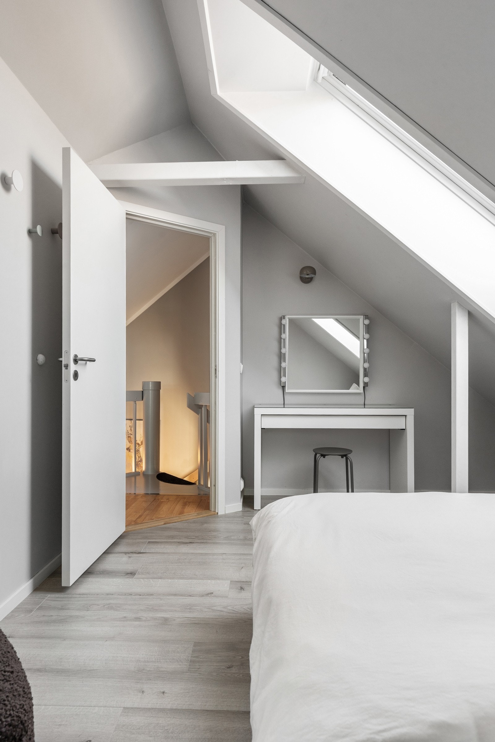 Rommene er innredet med seng, kontorpult etc. og har parkett på gulv og lyse overflater. Hemsen er ikke godkjent som rom for varig opphold. Galleribilde