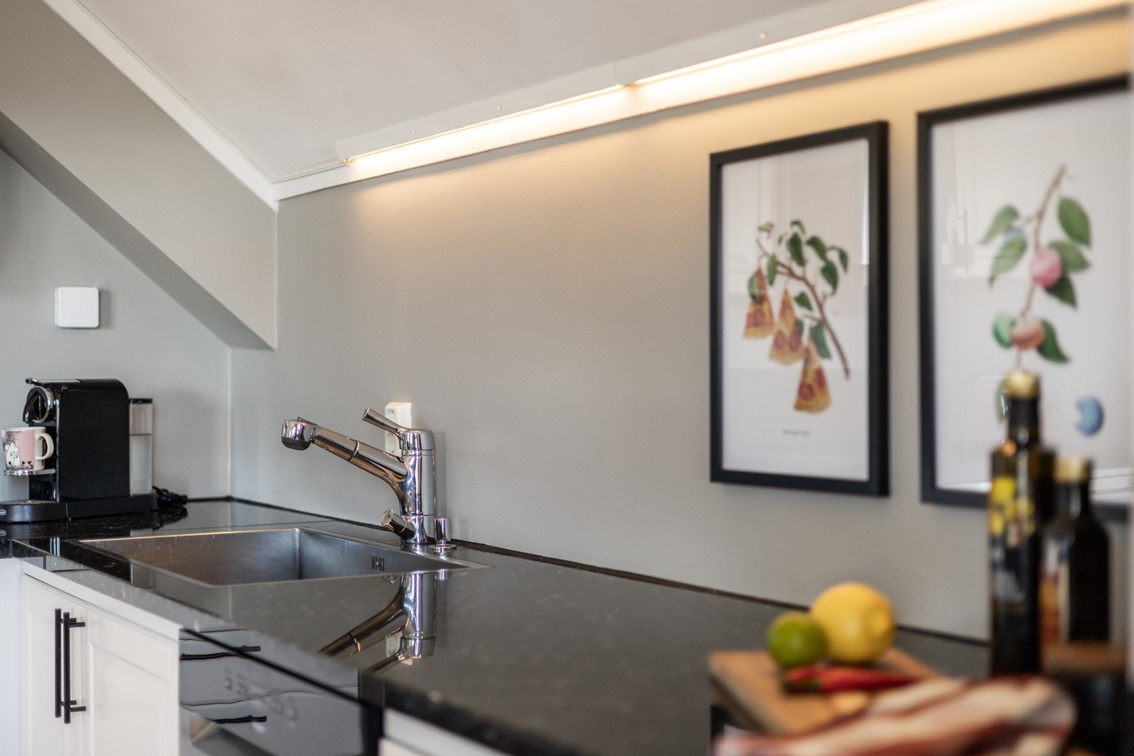 Benkeplaten i stein har nedfelt utslagsvask, og av hvitevarer finner du frittstående oppvaskmaskin, samt integrert kjøl/frys og komfyr med platetopp. Galleribilde