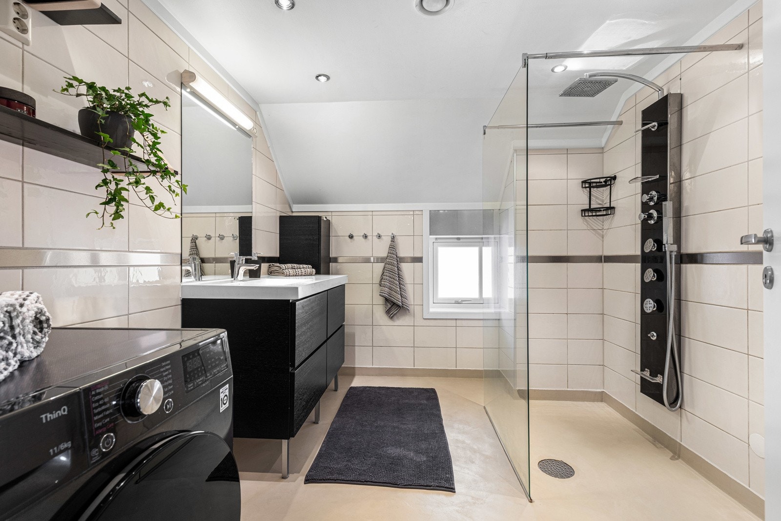 Badet har et stilrent og moderne uttrykk, med microsement på gulvet og flislagte vegger som gir et tidløst og elegant preg. Galleribilde