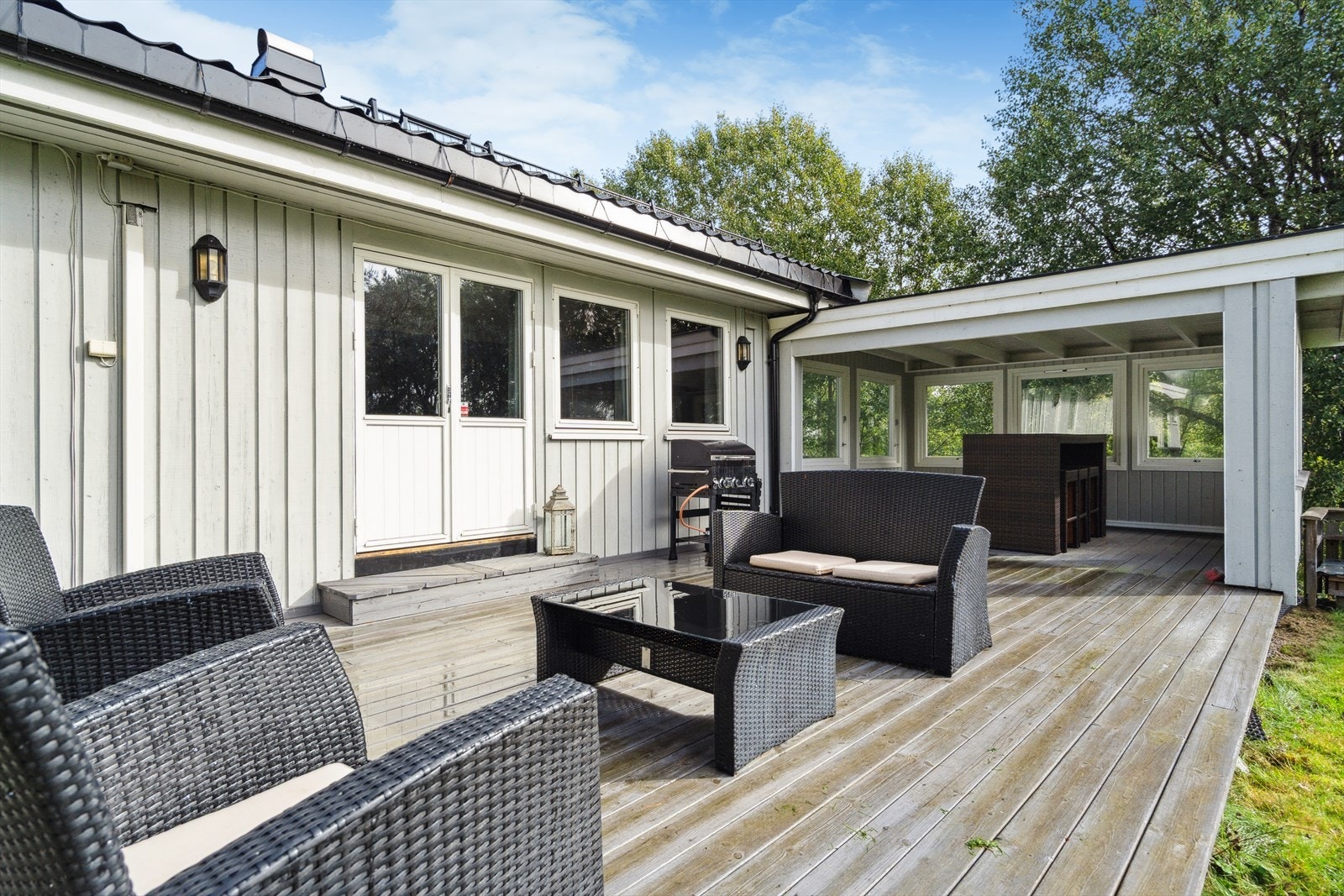 Uteplassen er romslig og solrik med plass til flere utemøblementer. Galleribilde