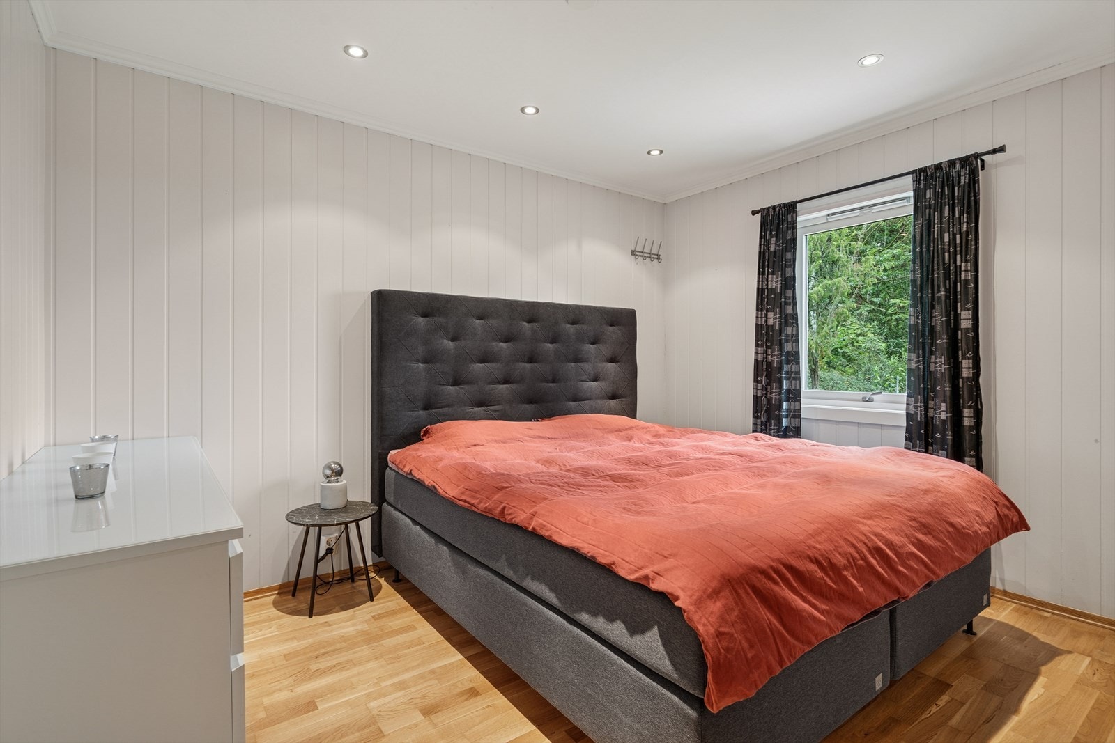 Hovedsoverom med plass for dobbeltseng og tilhørende møbler. Galleribilde