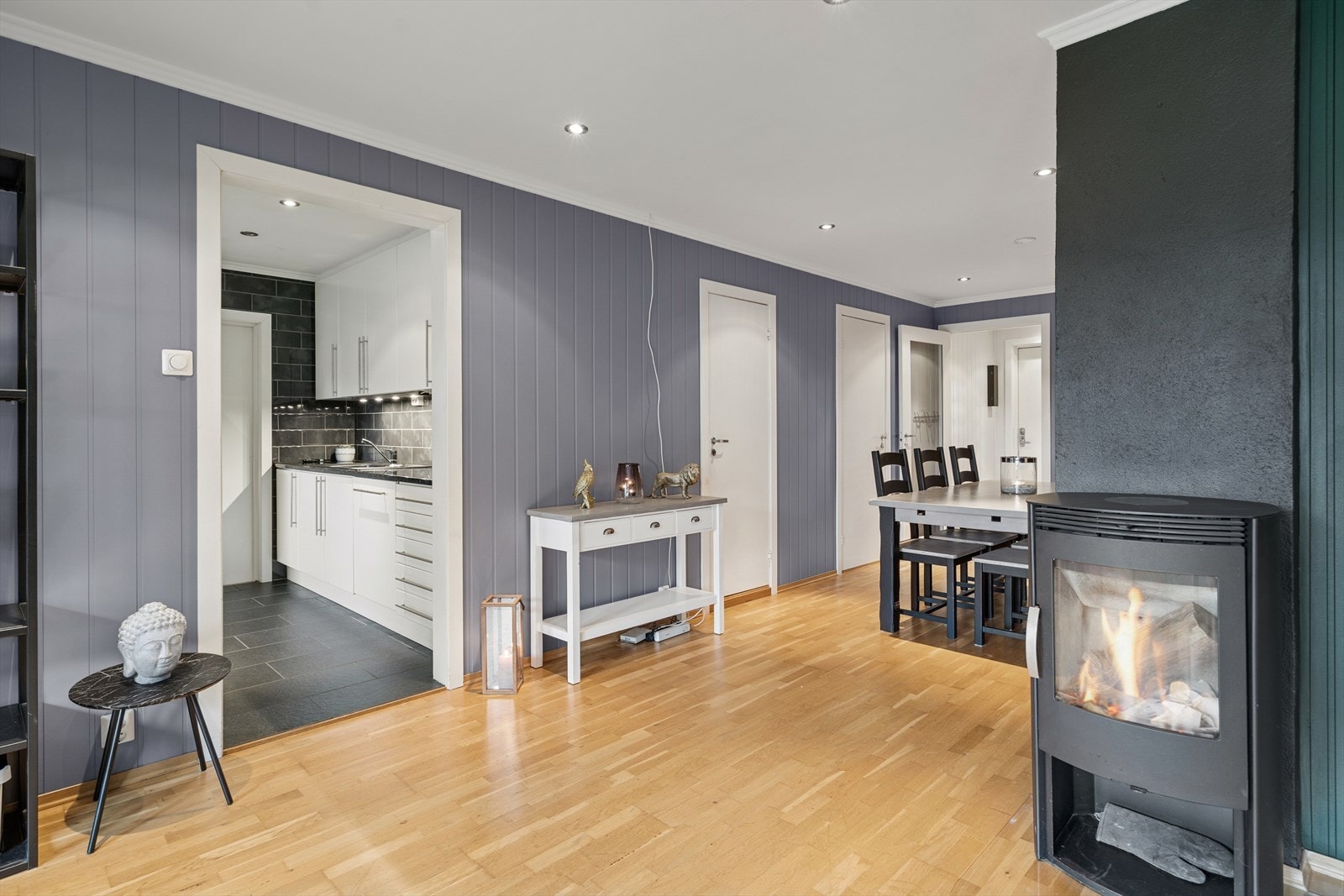 Lun og stemningsfull peis i stuen - et naturlig midtpunkt som skaper varme og hygge på kjølige dager. Galleribilde