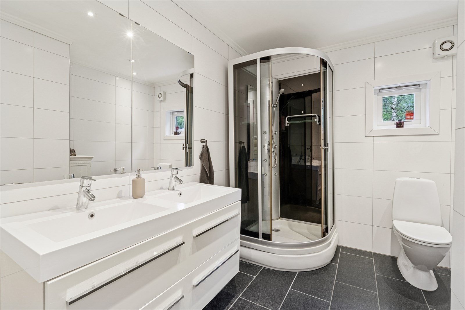 Badet fra 2009 er utstyrt med dusjkabinett, wc og dobbel servant med speil. Galleribilde