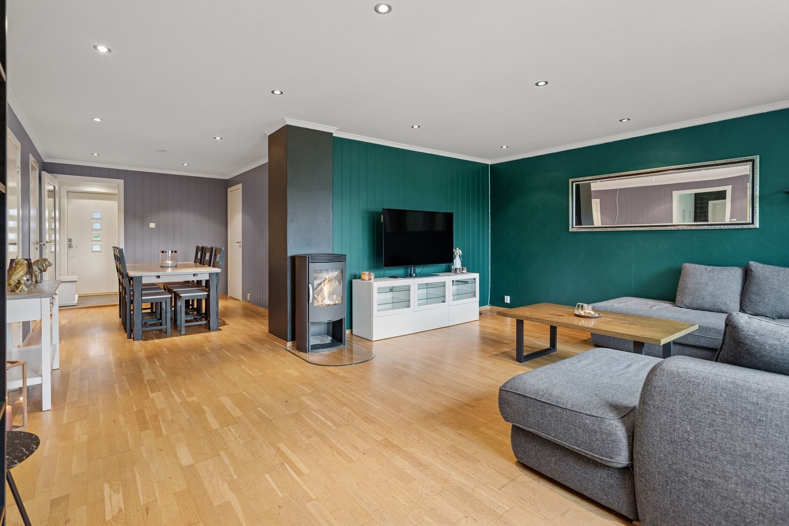 Stuen er romslig med god plass til sofagruppe og diverse møblementer. Galleribilde