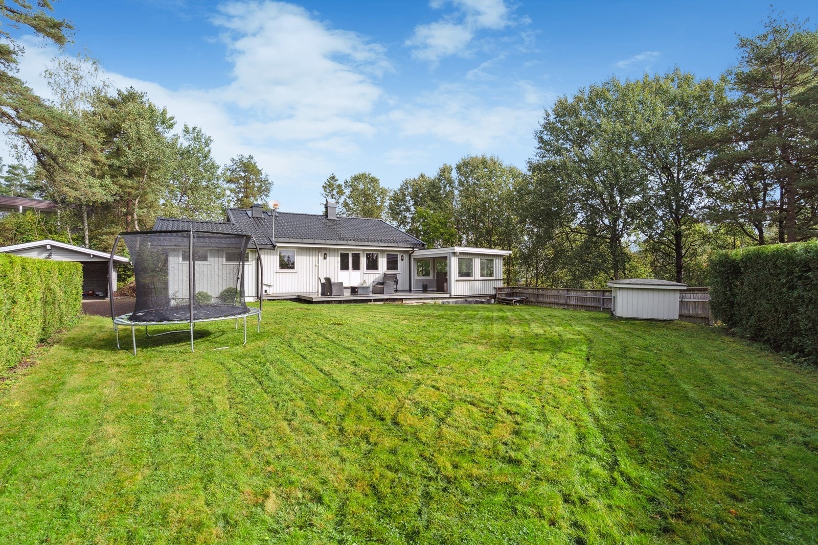 Stor og solrik hage med god plass til lek, aktiviteter og avslapning. Galleribilde